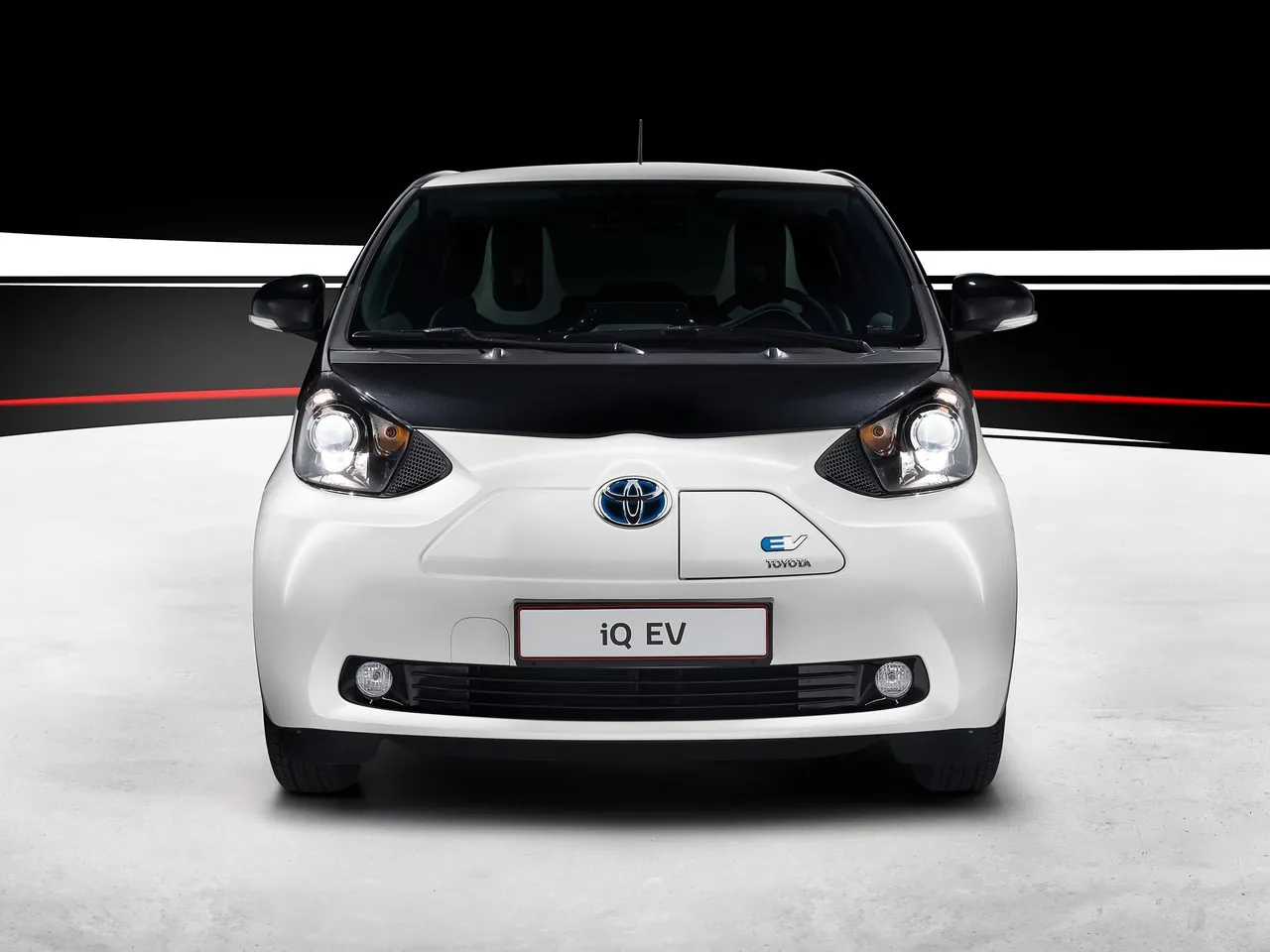 Toyota iQ EV (2013) - Front
