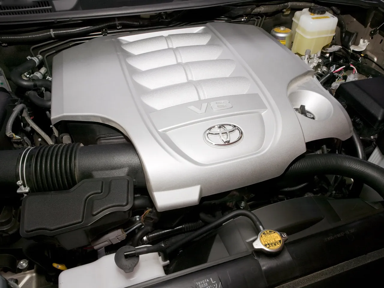 Toyota Land Cruiser (2008) – motorový prostor