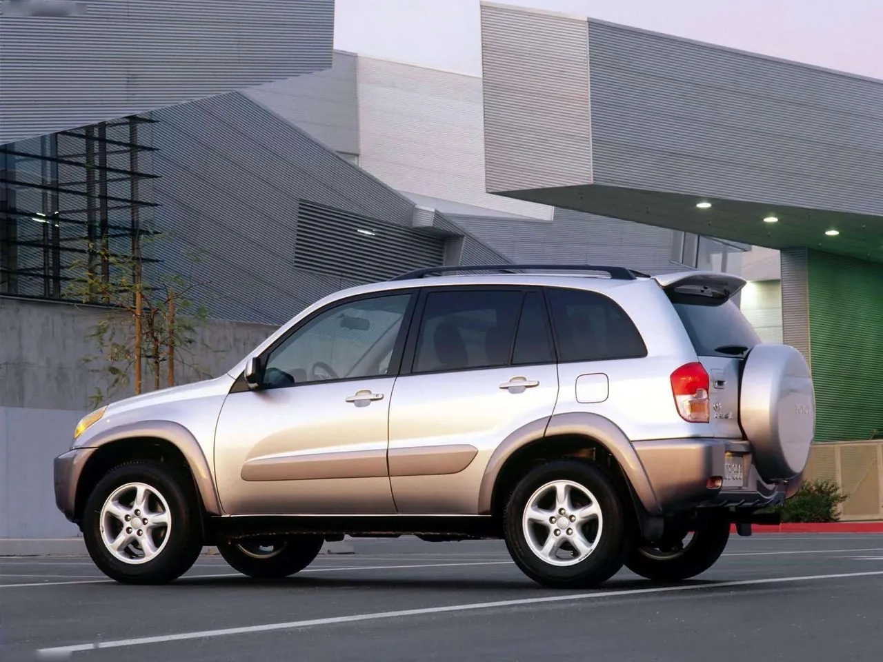 Toyota RAV4 (2003) – zadní tříčtvrteční pohled