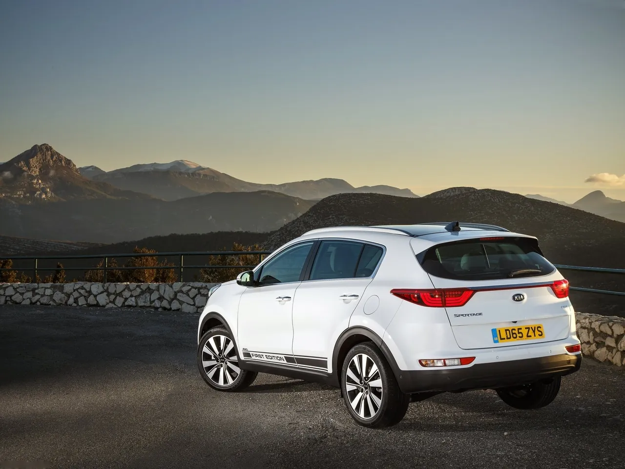 Kia Sportage [UK] (2016) – zadní tříčtvrteční pohled