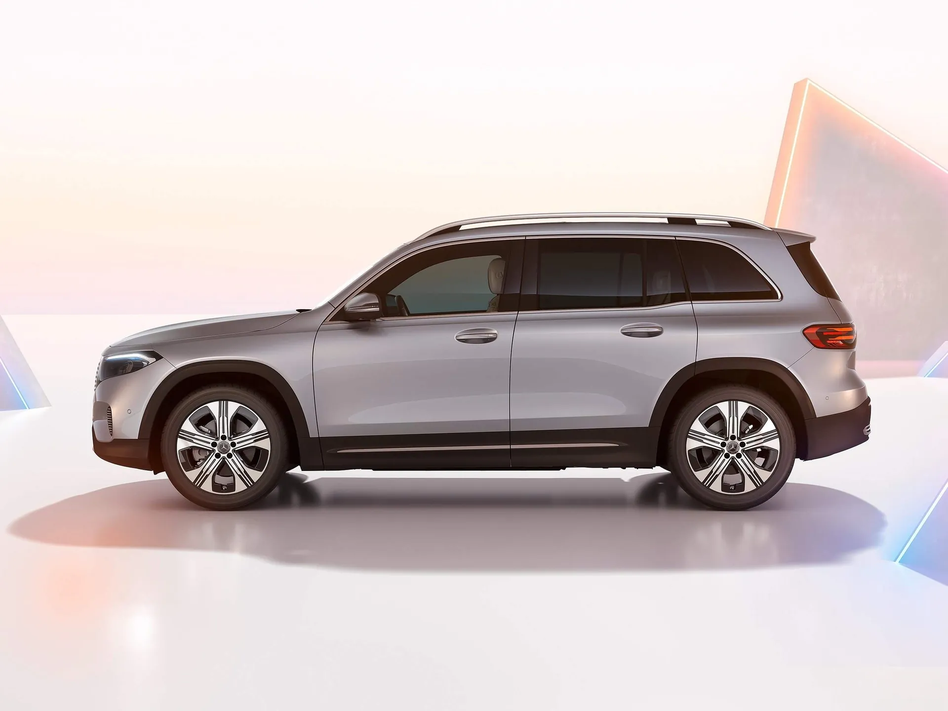 Mercedes-Benz EQB (2024) - Side Profile