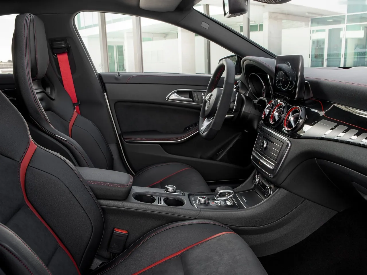 Mercedes-Benz CLA45 AMG (2017) – interiér