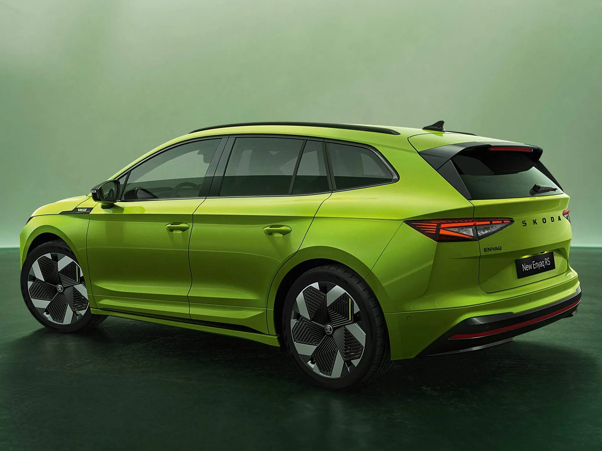 Skoda Enyaq RS (2026) – zadní tříčtvrteční pohled