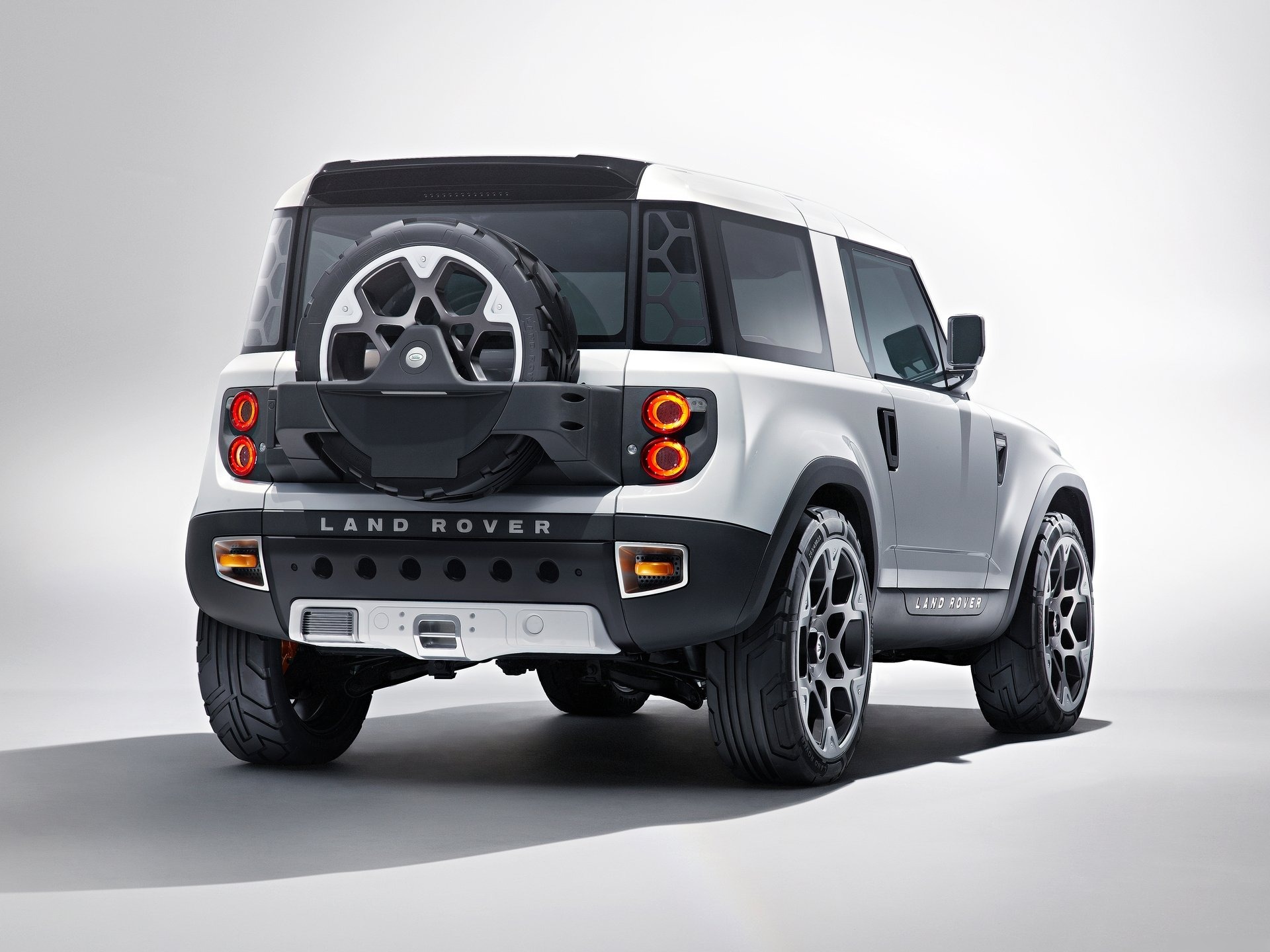Land Rover DC100 Concept (2011) – zadní tříčtvrteční pohled