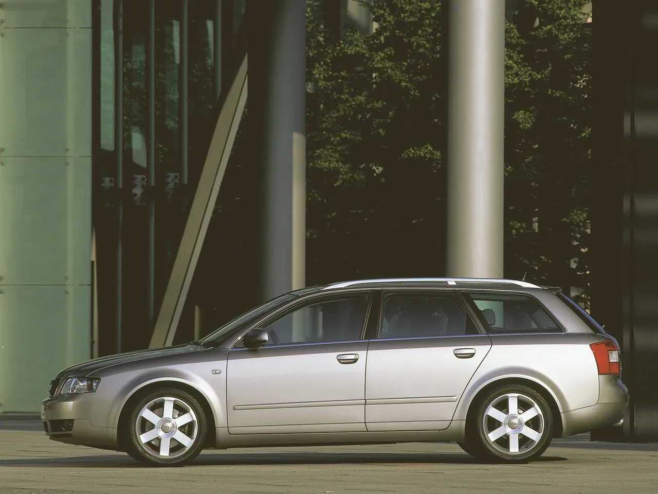 Audi A4 Avant (2001) – boční profil