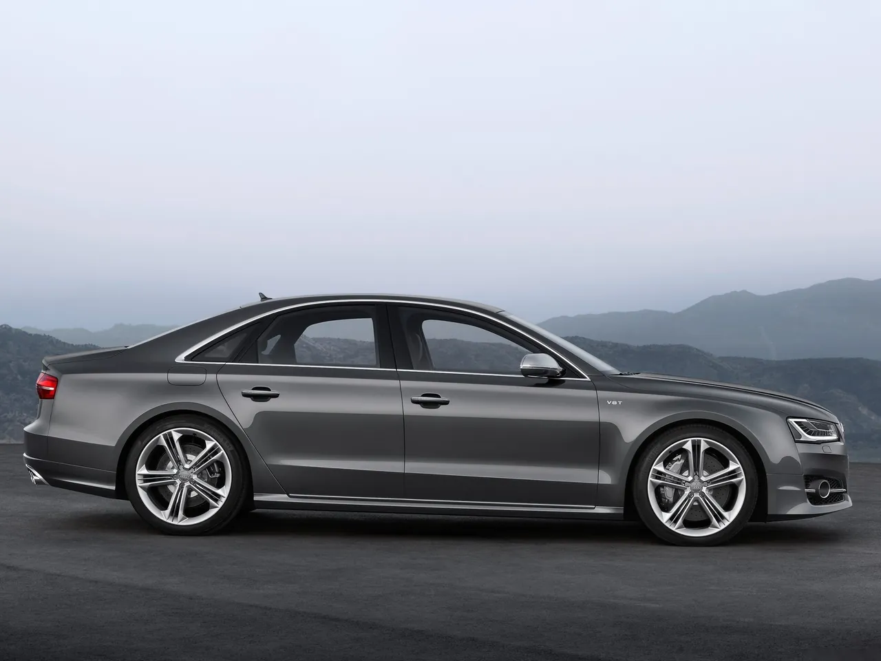Audi S8 (2014) – boční profil