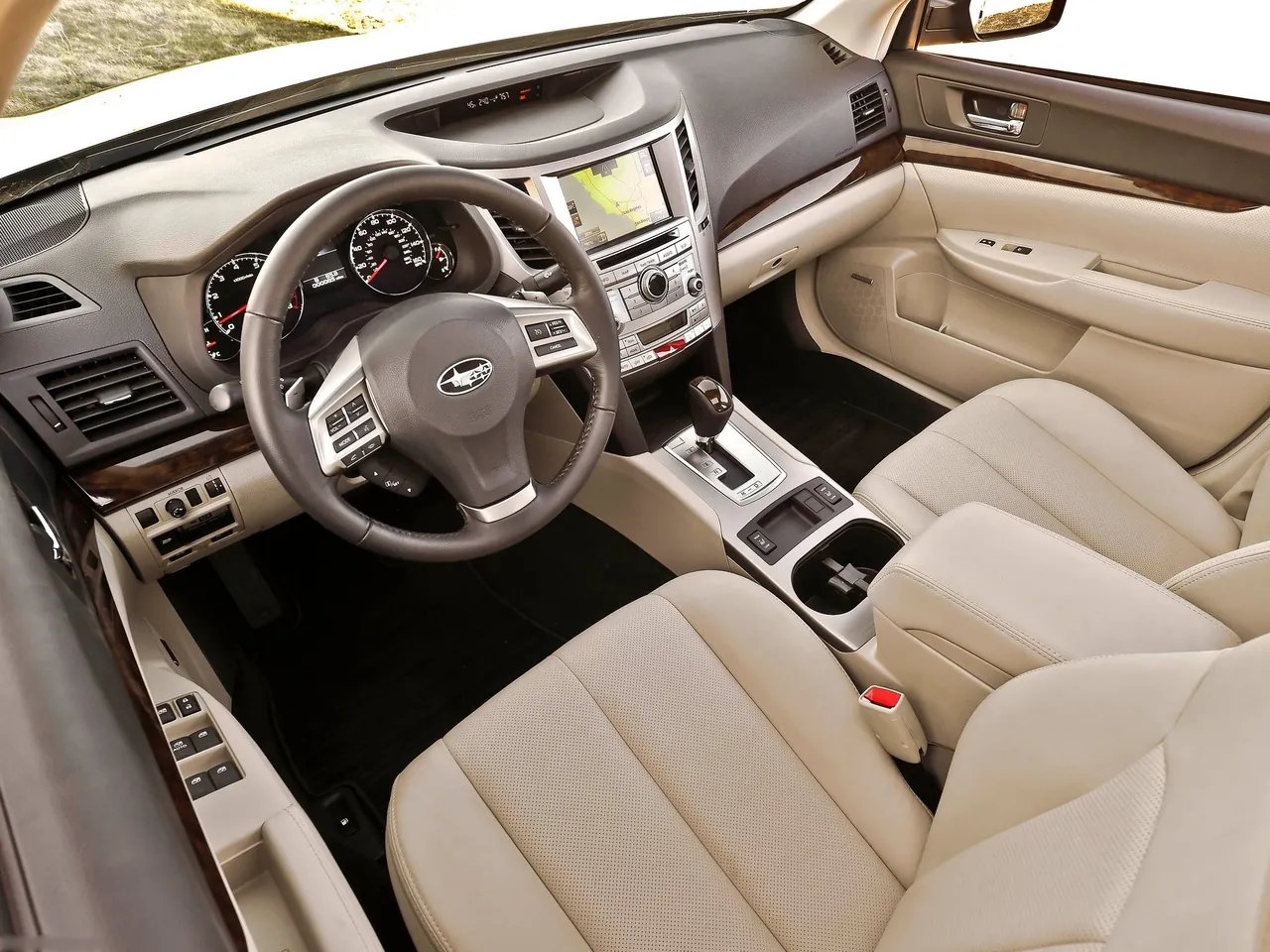 Subaru Legacy (2013) – interiér