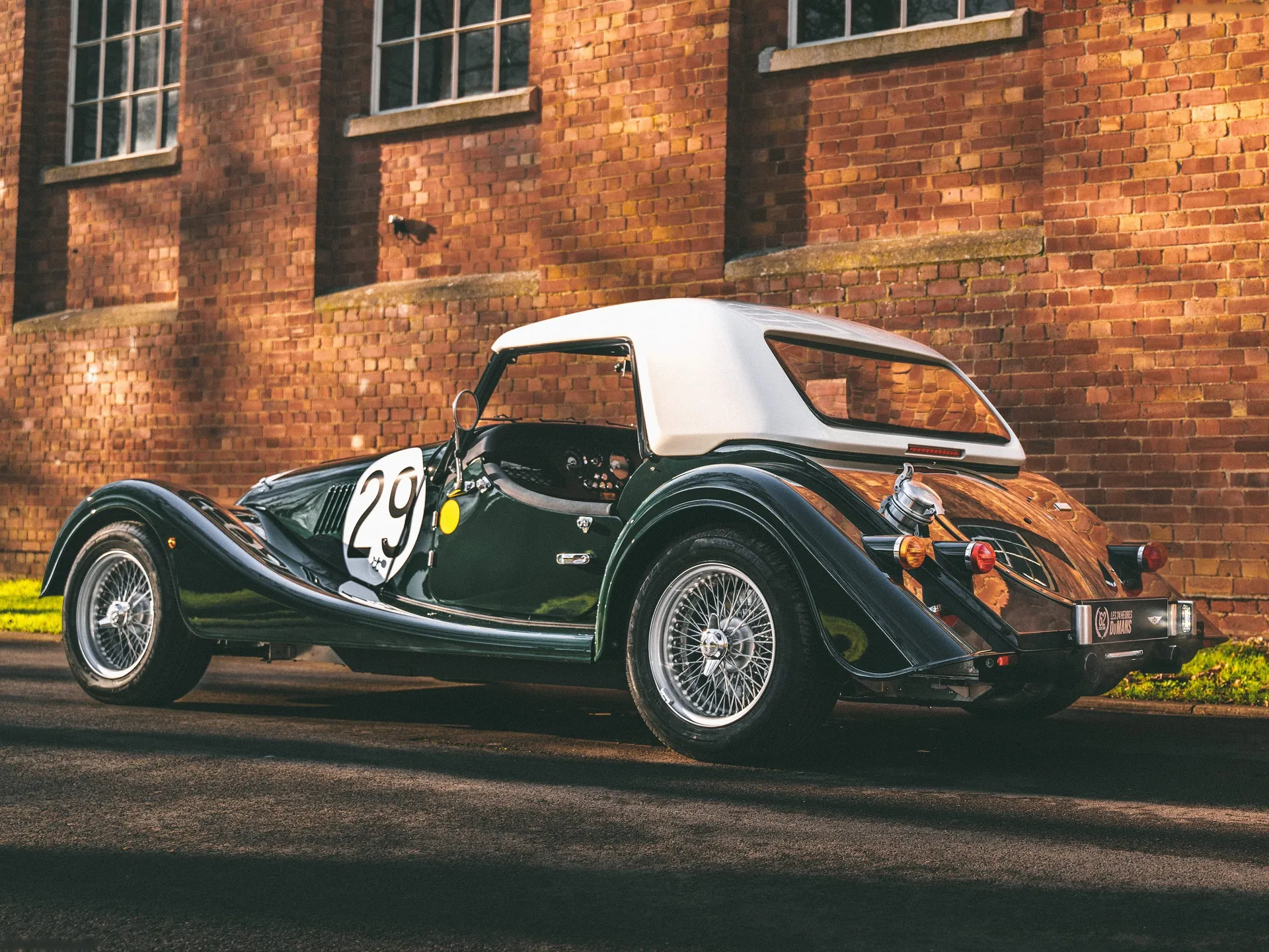 Morgan Plus Four LM62 (2022) – zadní tříčtvrteční pohled