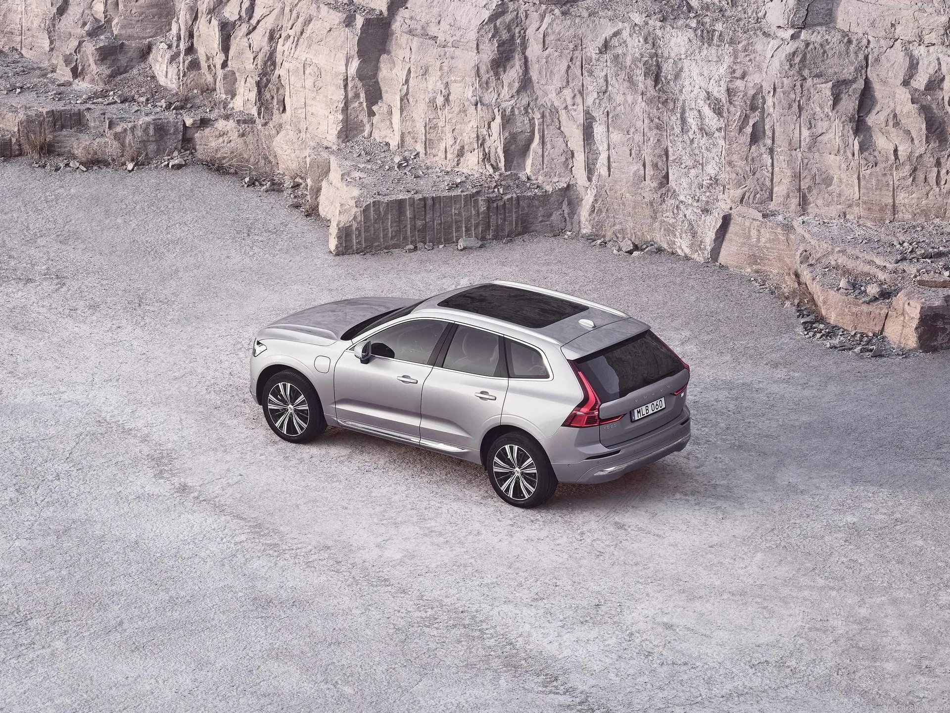 Volvo XC60 (2022) – zadní tříčtvrteční pohled