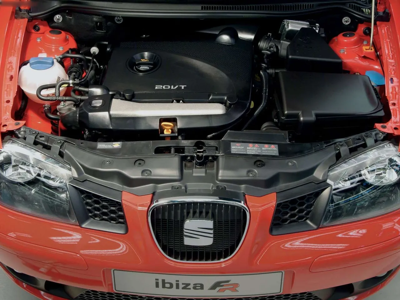 Seat Ibiza FR (2004) – motorový prostor
