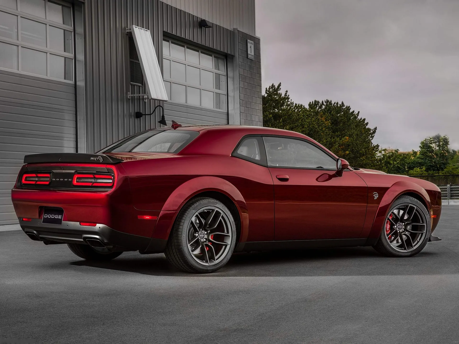 Dodge Challenger SRT Hellcat Widebody (2018) – zadní tříčtvrteční pohled