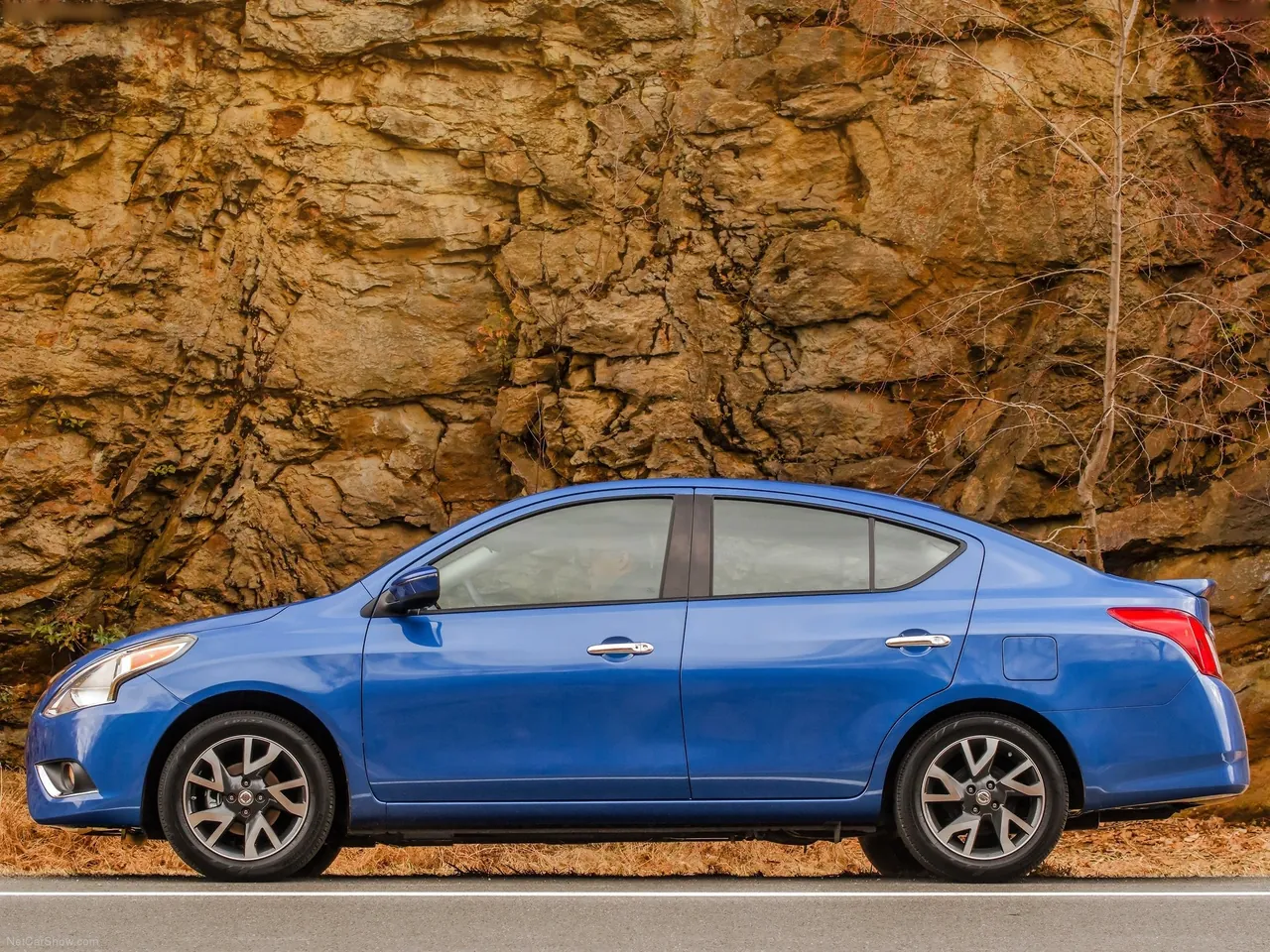Nissan Versa Sedan (2015) - Side Profile
