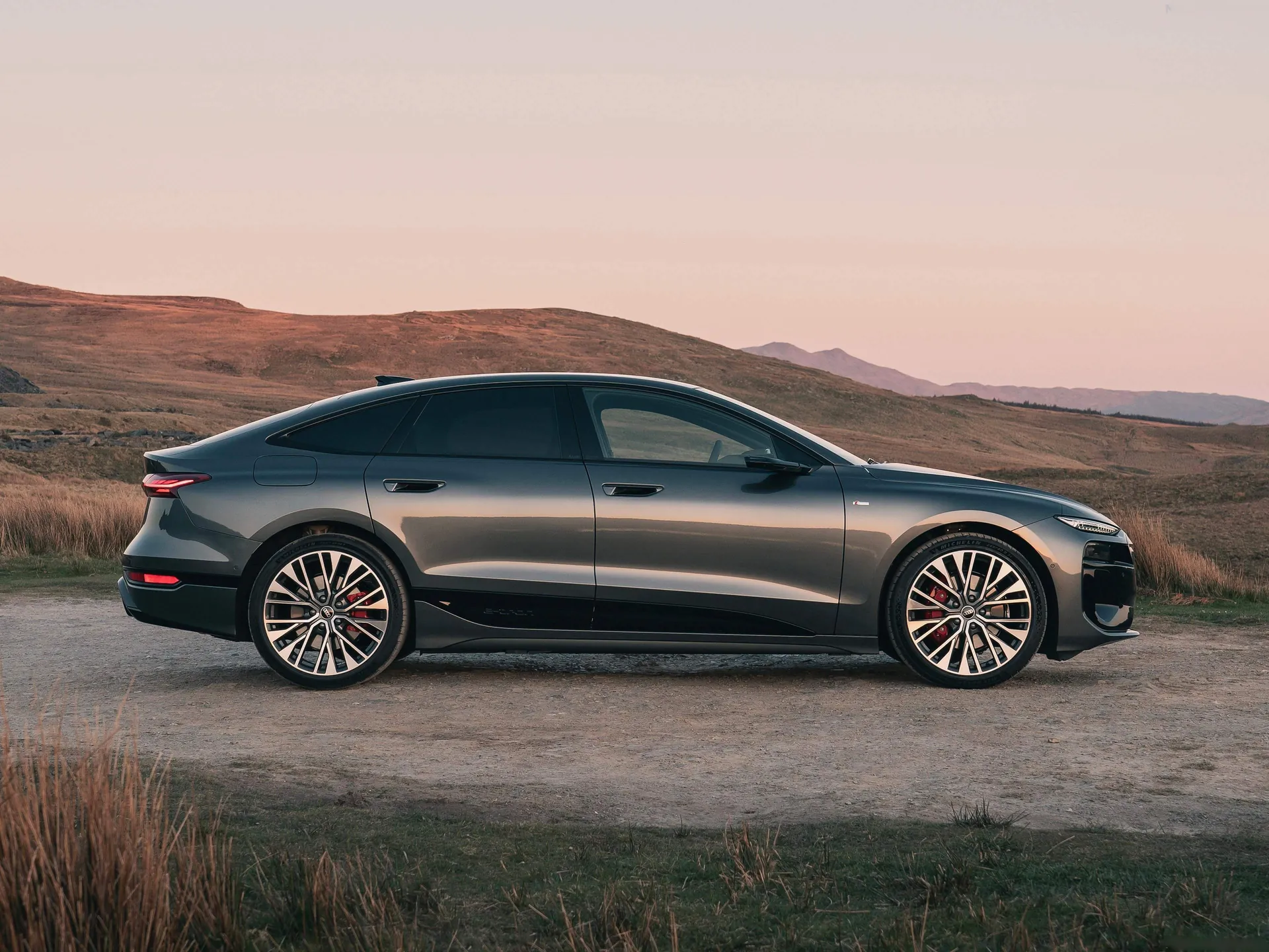 Audi A6 Sportback e-tron performance [UK] (2025) – boční profil