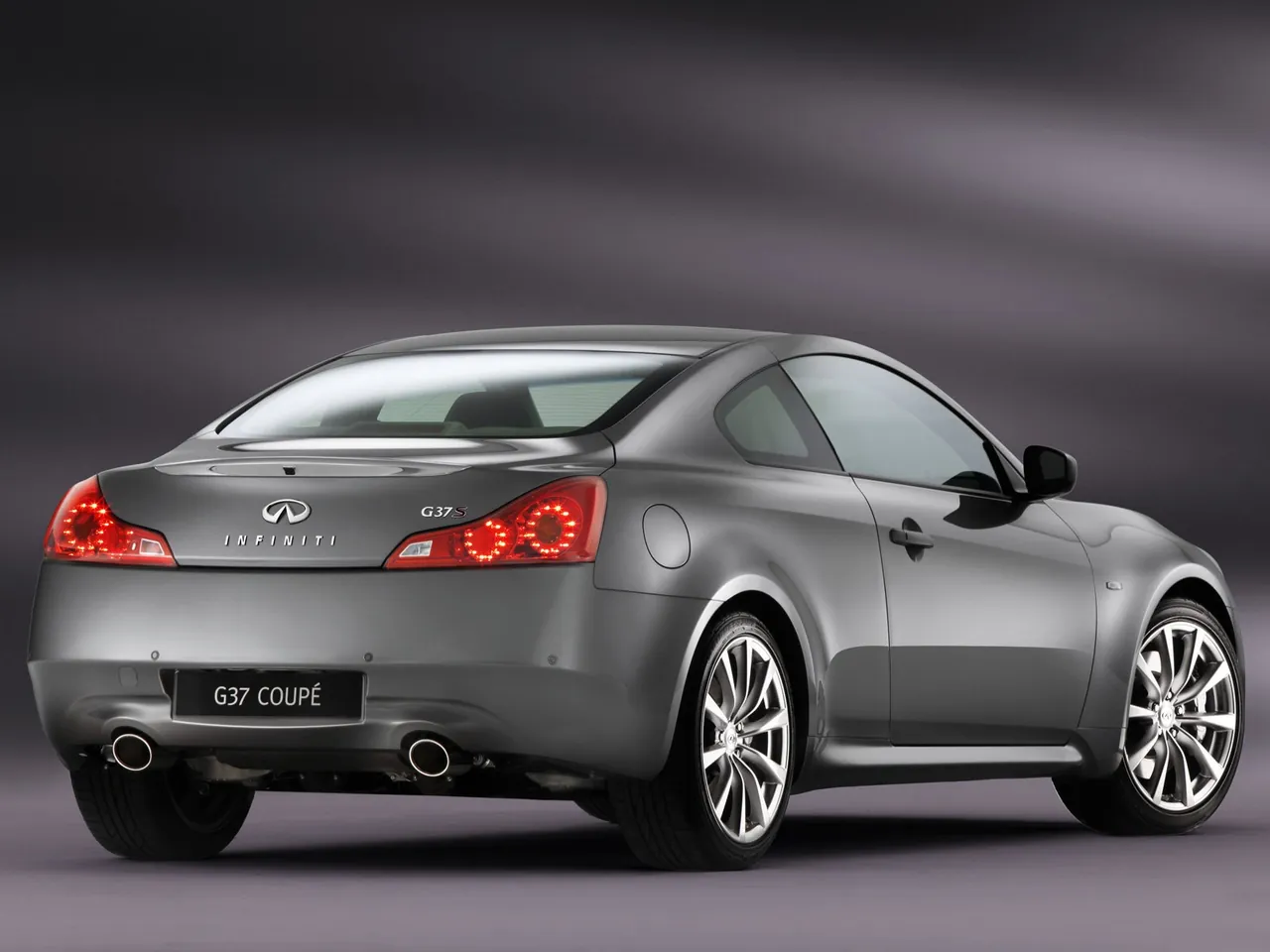 Infiniti G37 Coupe (2008) – zadní tříčtvrteční pohled