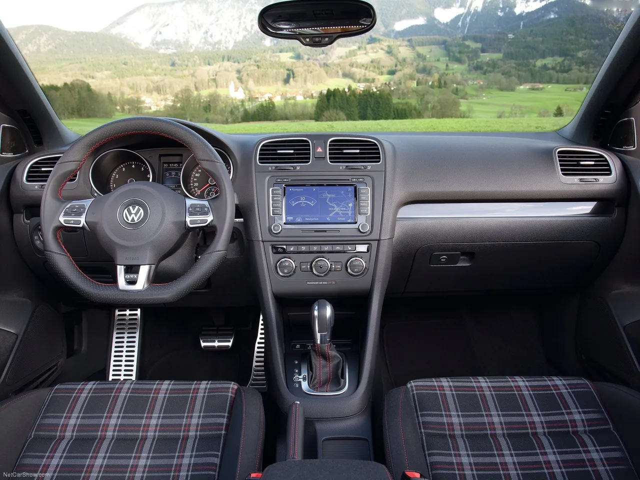 Volkswagen Golf GTI Cabriolet (2013) – interiér