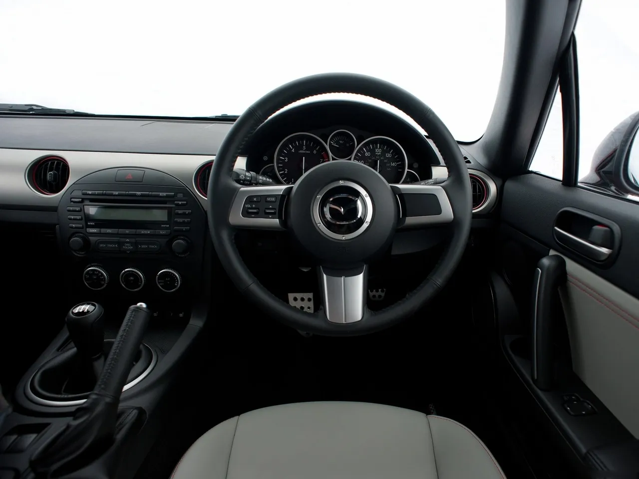 Mazda MX-5 Kuro (2012) – interiér