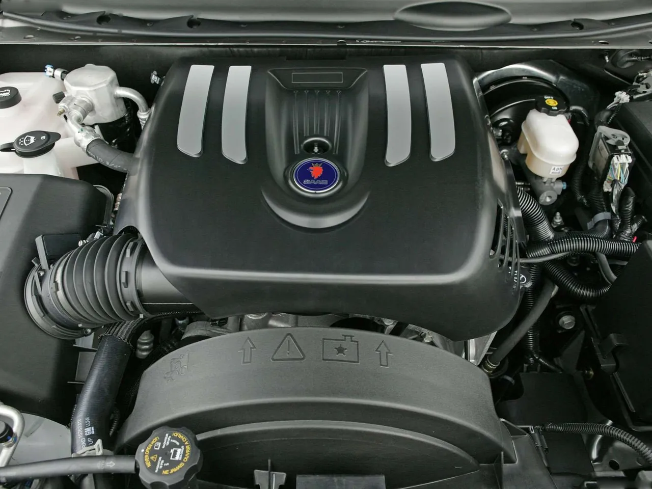 Saab 9-7X (2006) – motorový prostor