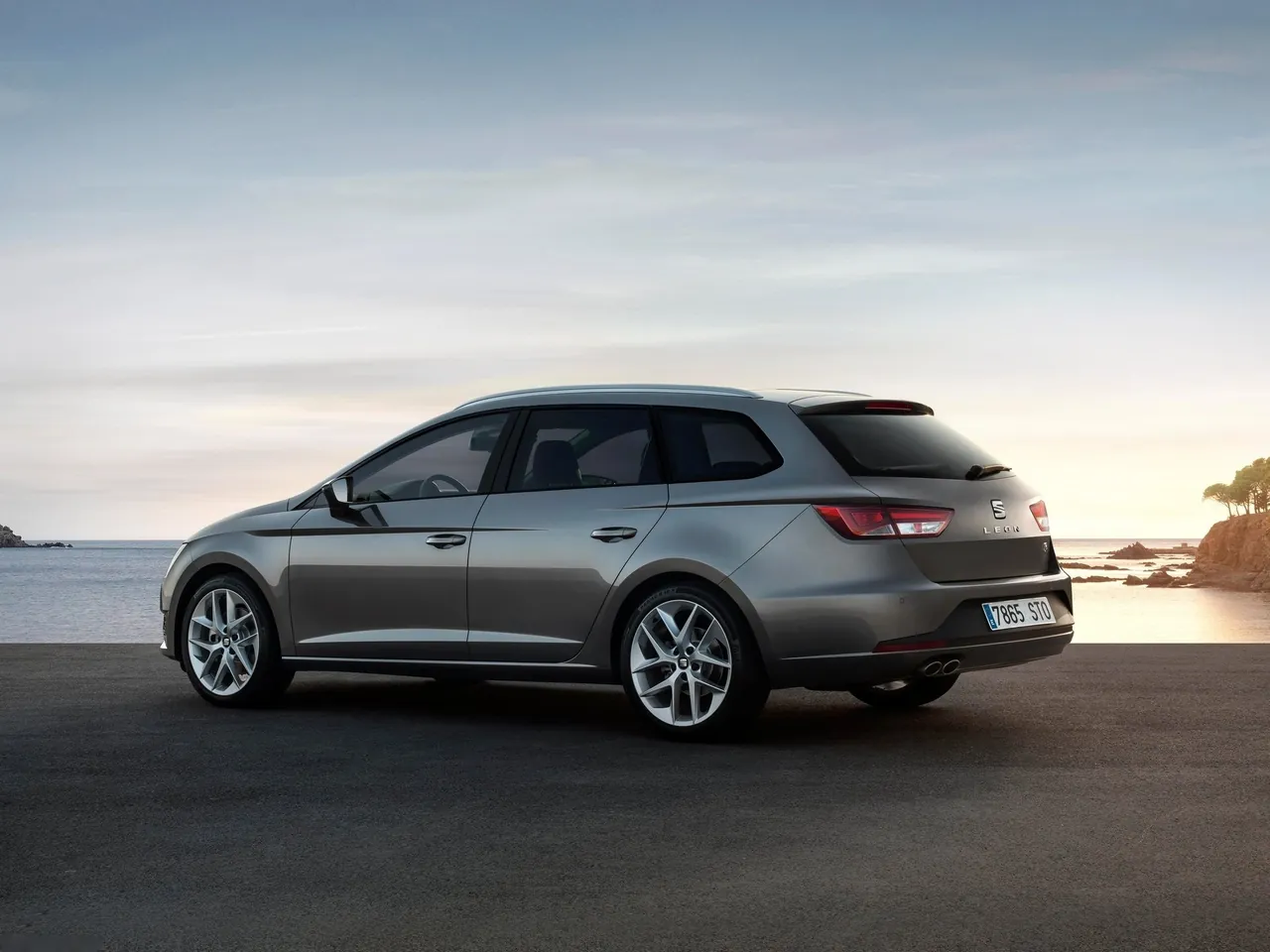 Seat Leon ST (2014) – zadní tříčtvrteční pohled