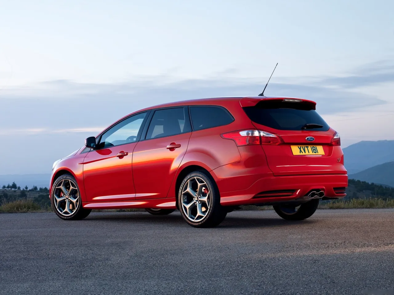 Ford Focus ST (2013) – zadní tříčtvrteční pohled