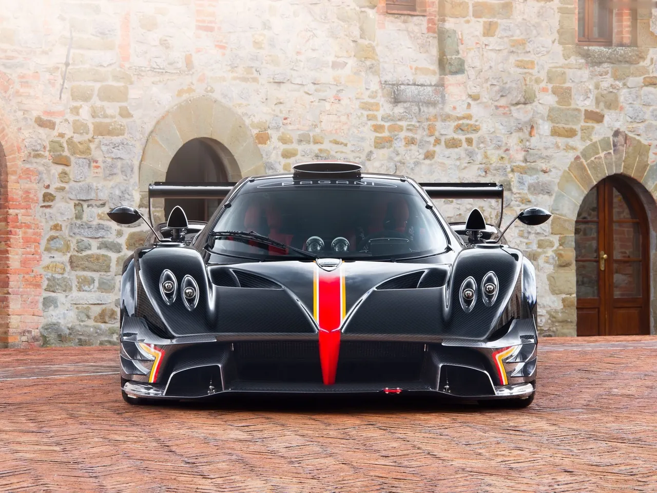 Pagani Zonda Revolucion (2013) – zepředu