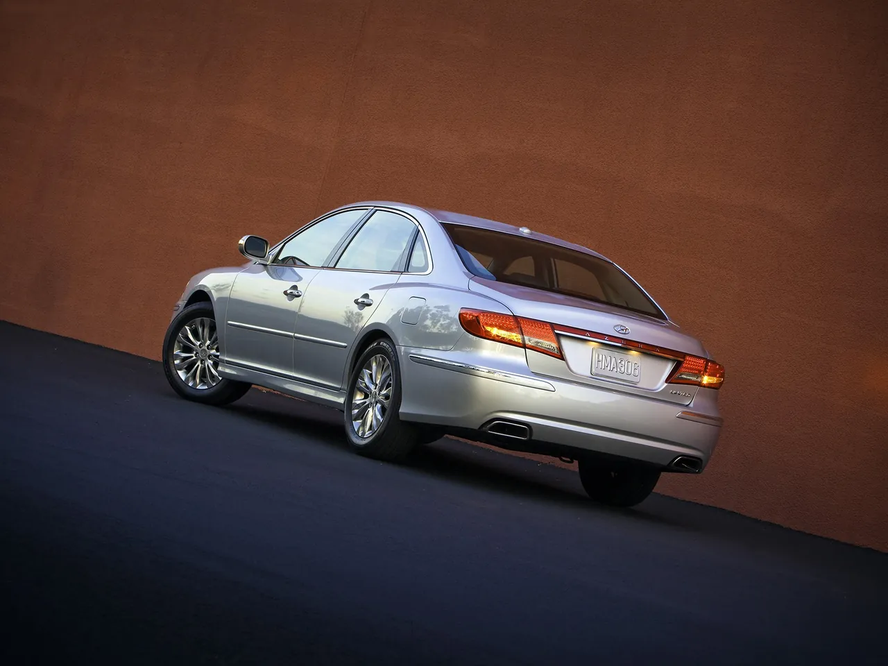 Hyundai Azera (2011) – zadní tříčtvrteční pohled
