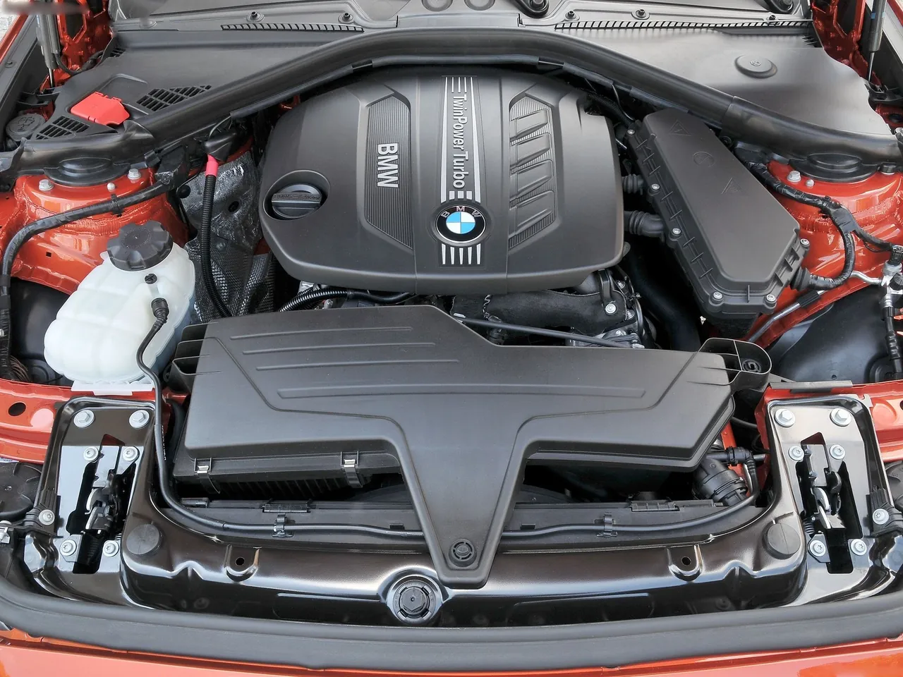BMW 1-Series Urban Line (2012) – motorový prostor