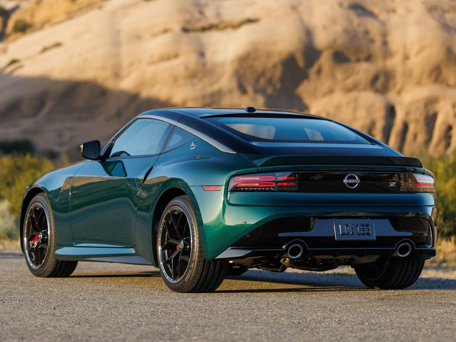 Nissan Z Performance (2027) – zadní tříčtvrteční pohled