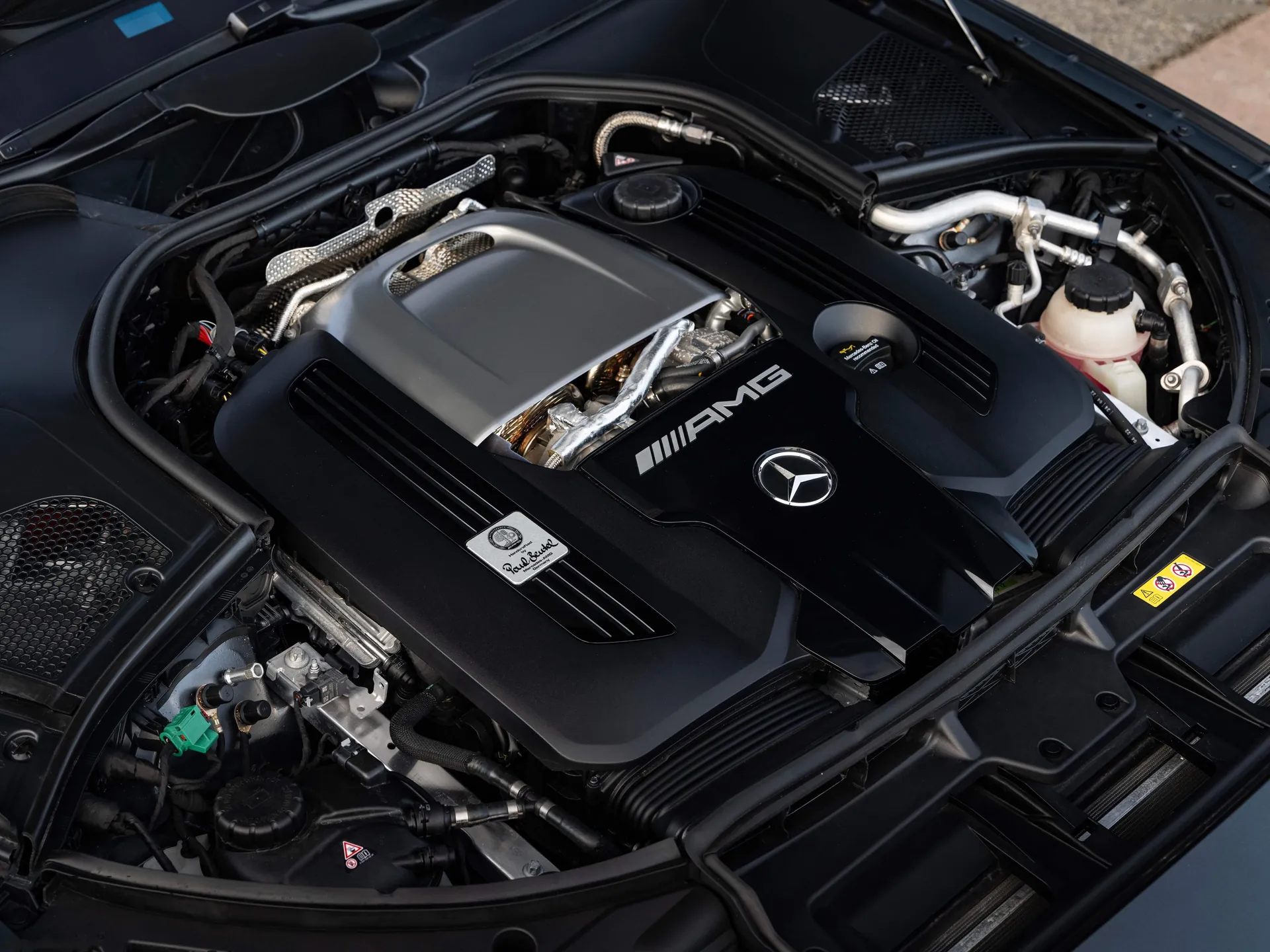 Mercedes-Benz S63 AMG E Performance [US] (2024) – motorový prostor