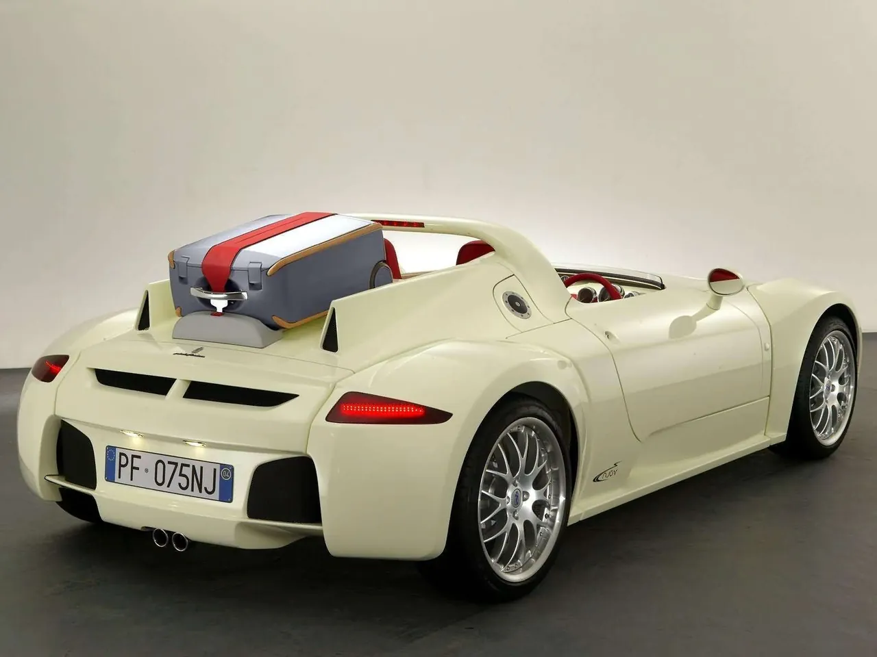 Pininfarina Enjoy (2005) – zadní tříčtvrteční pohled
