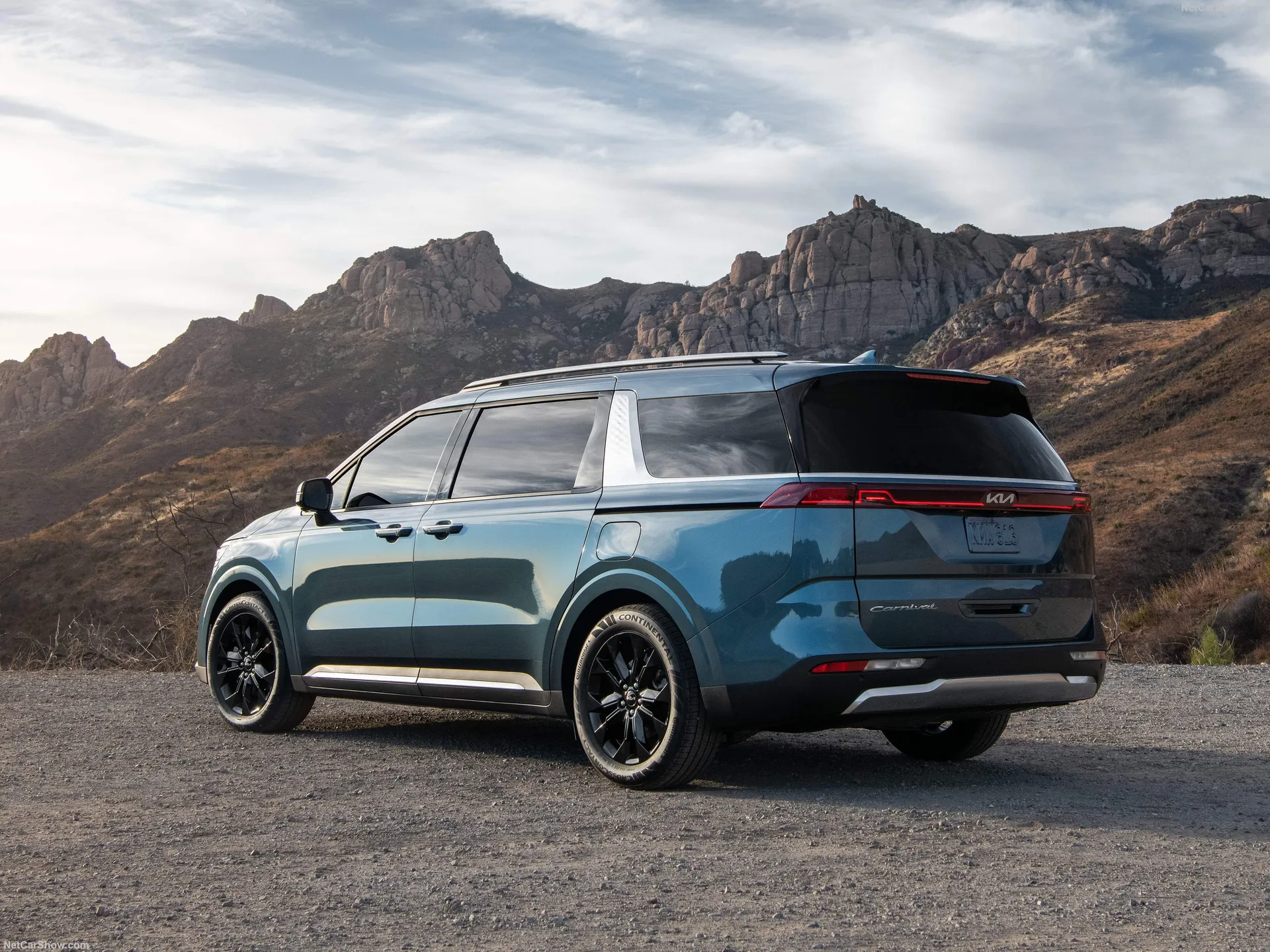 Kia Carnival (2022) – zadní tříčtvrteční pohled