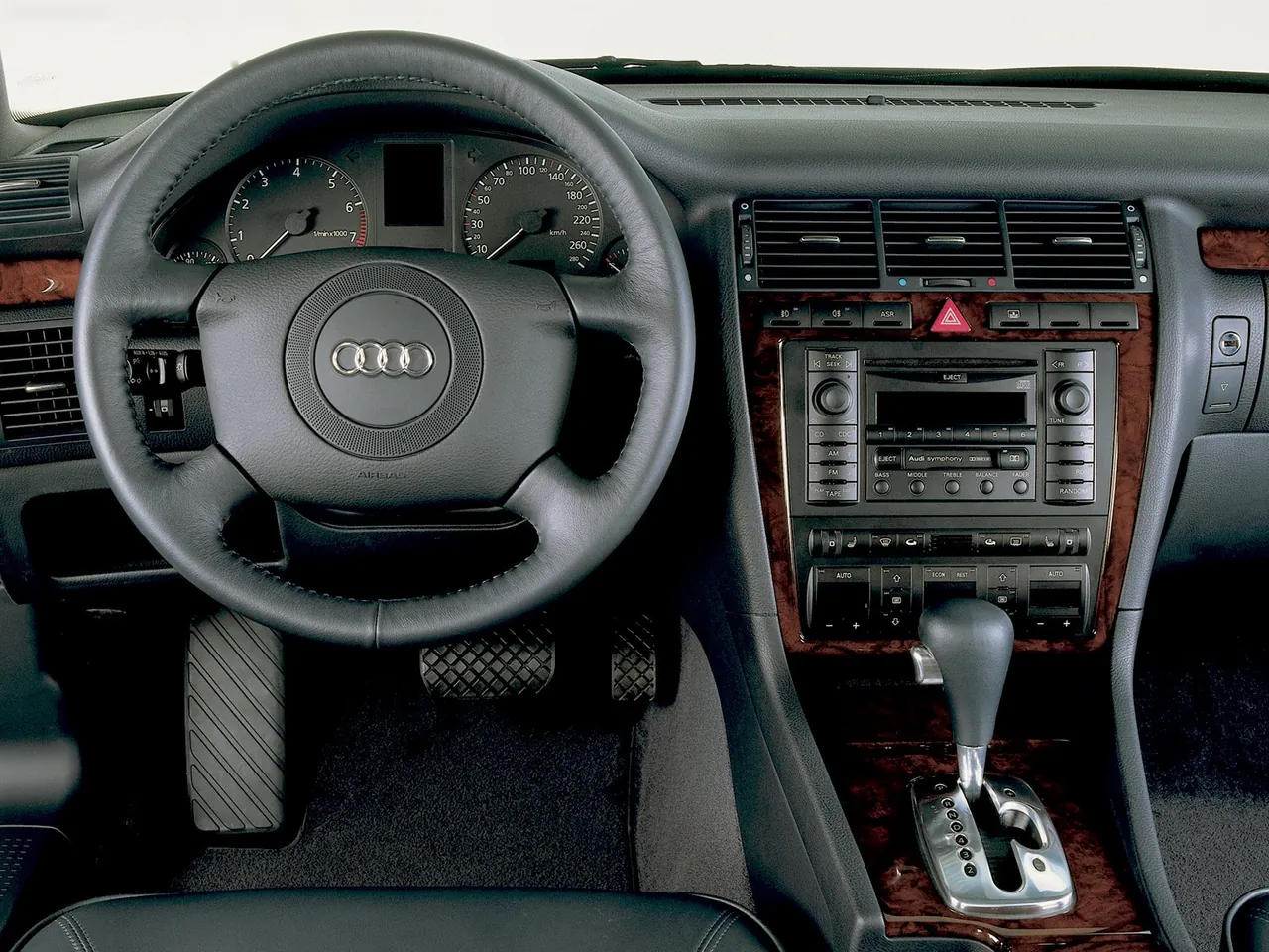 Audi A8 (1998) – interiér