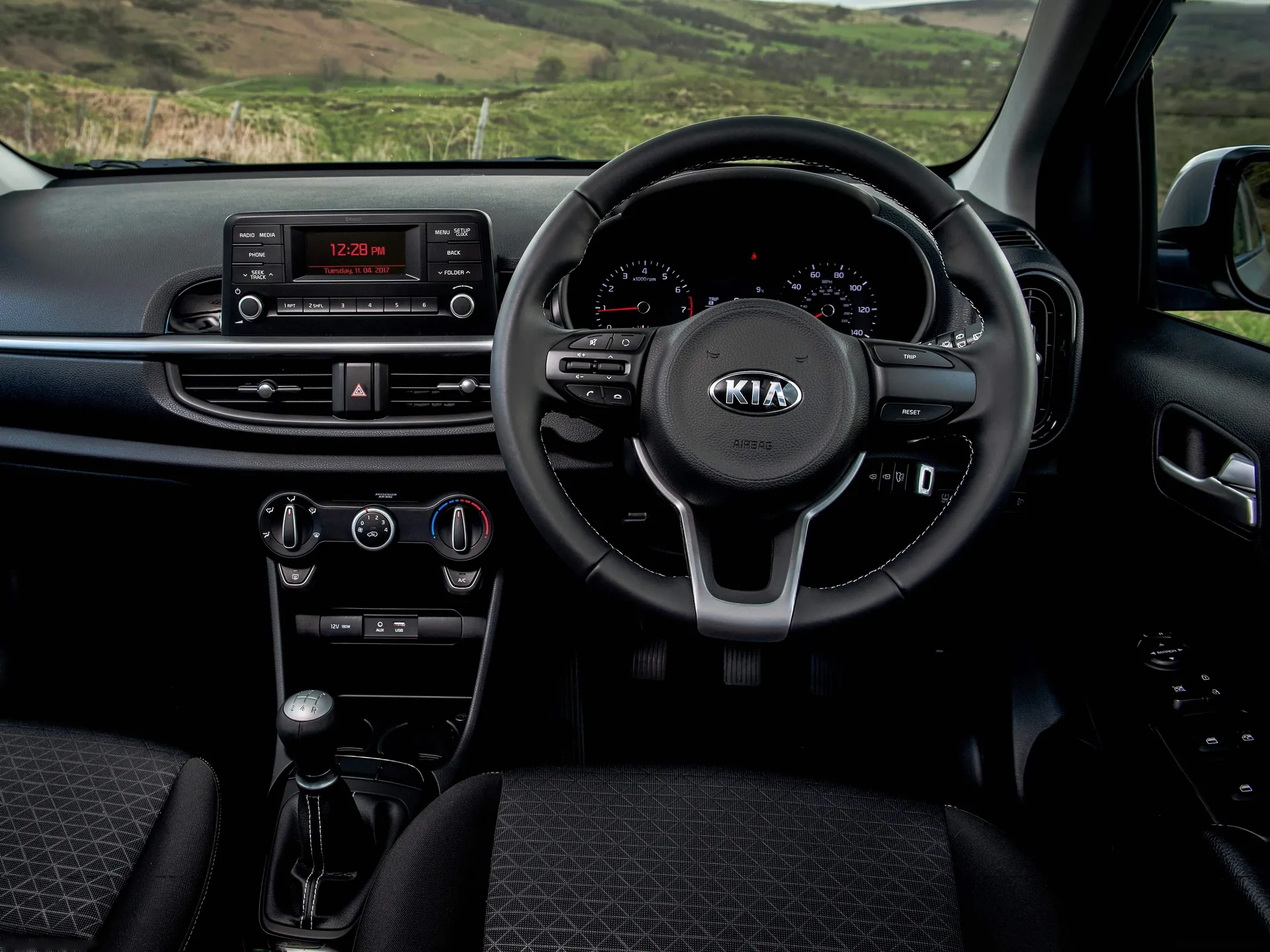 Kia Picanto [UK] (2017) – interiér