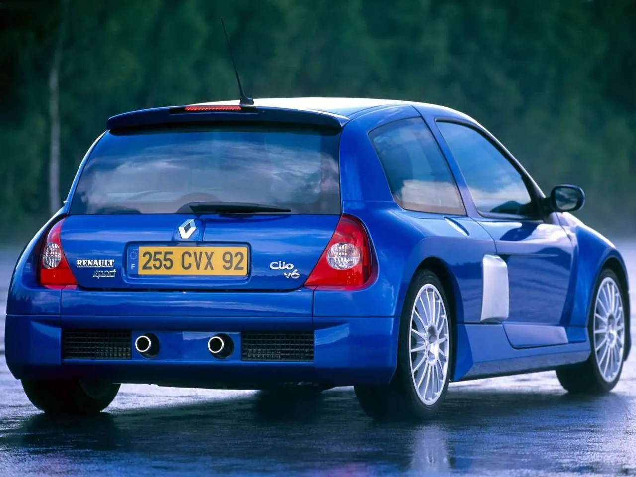 Renault Clio V6 Renault Sport (2003) – zadní tříčtvrteční pohled