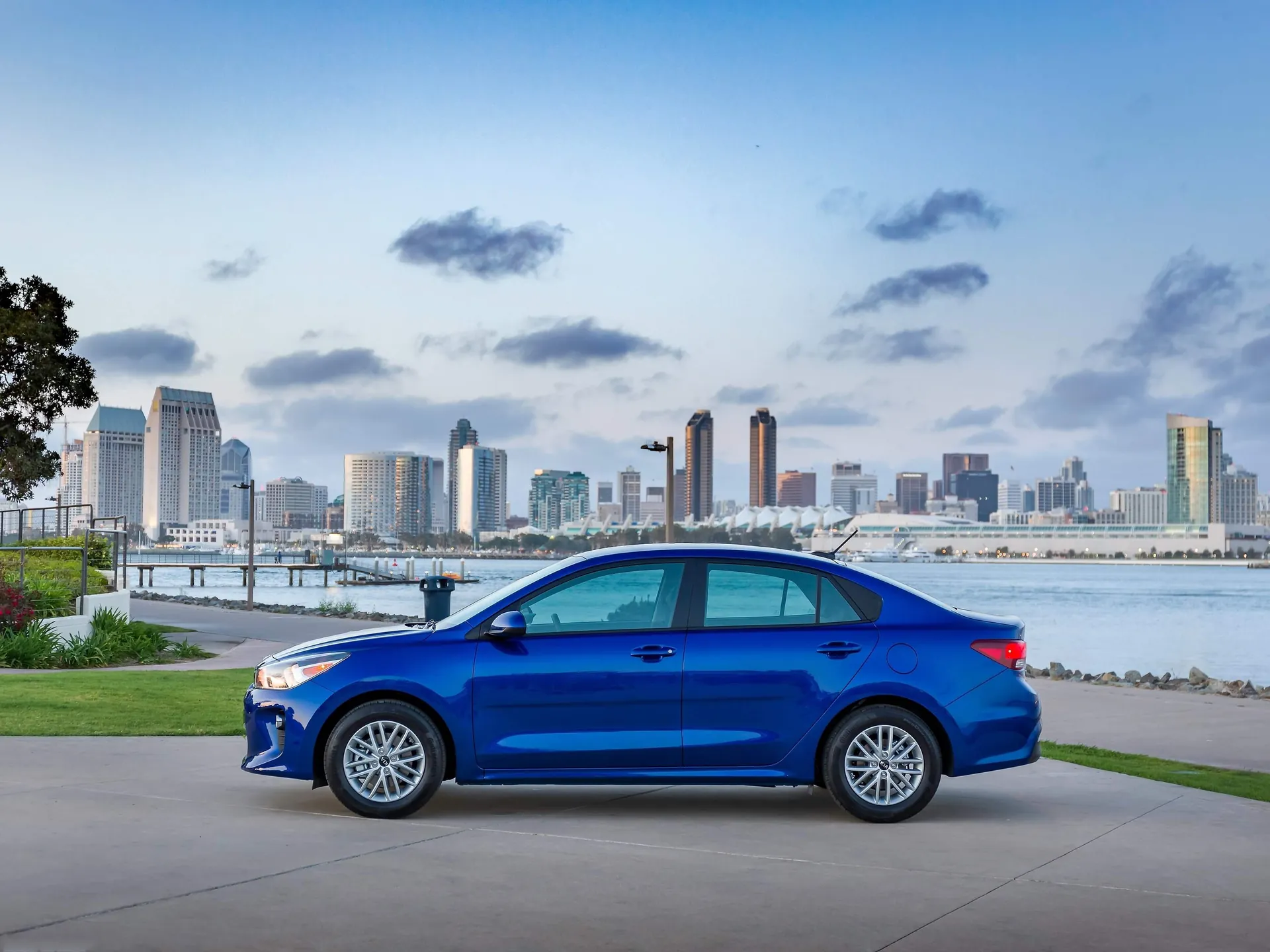 Kia Rio Sedan (2018) – boční profil