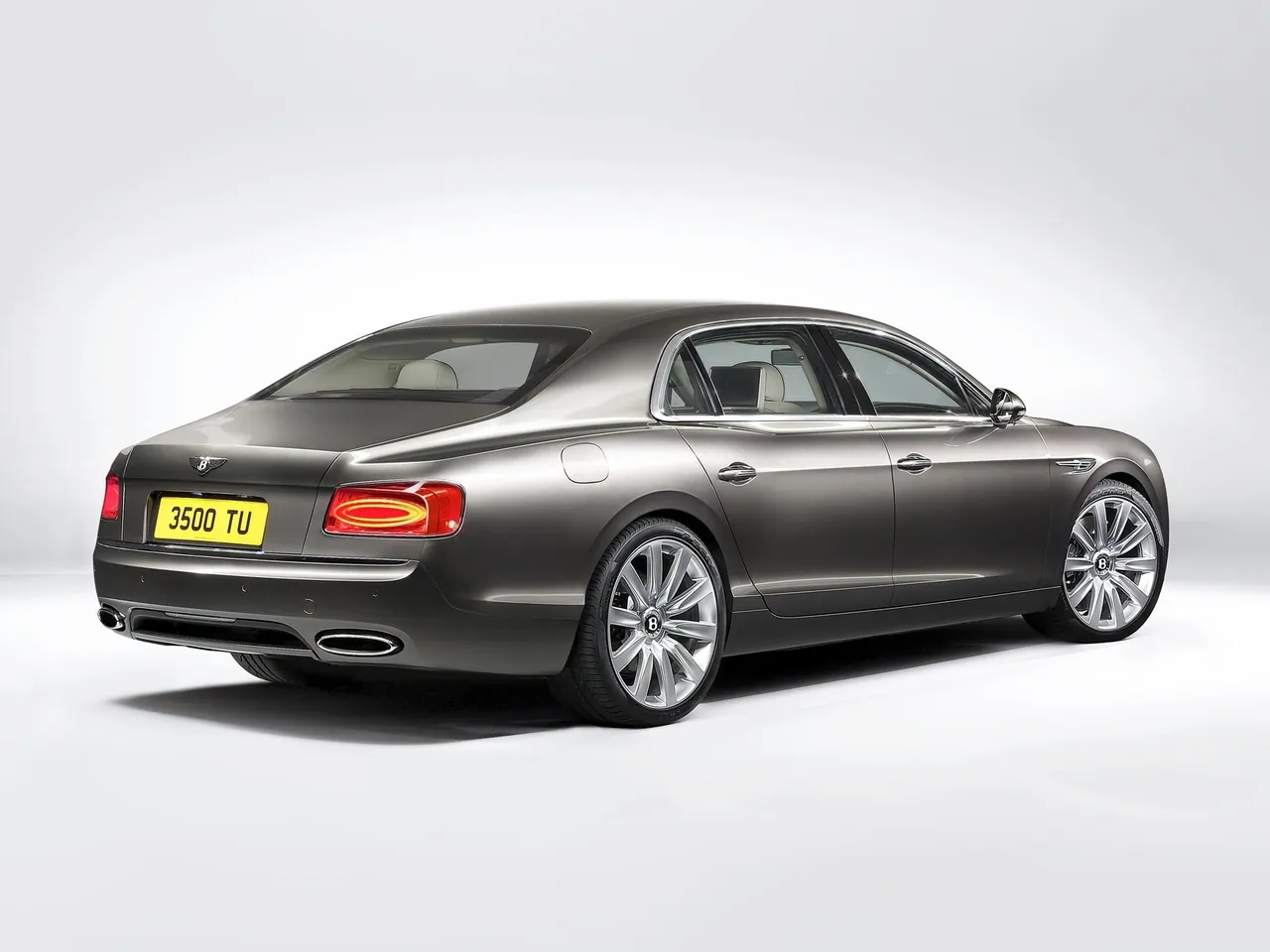 Bentley Flying Spur (2014) – zadní tříčtvrteční pohled