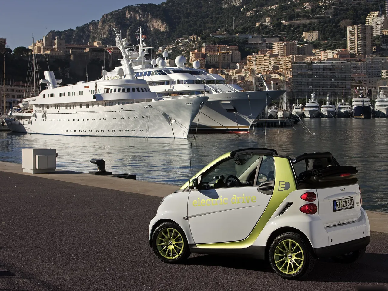 Smart fortwo electric drive (2010) – zadní tříčtvrteční pohled