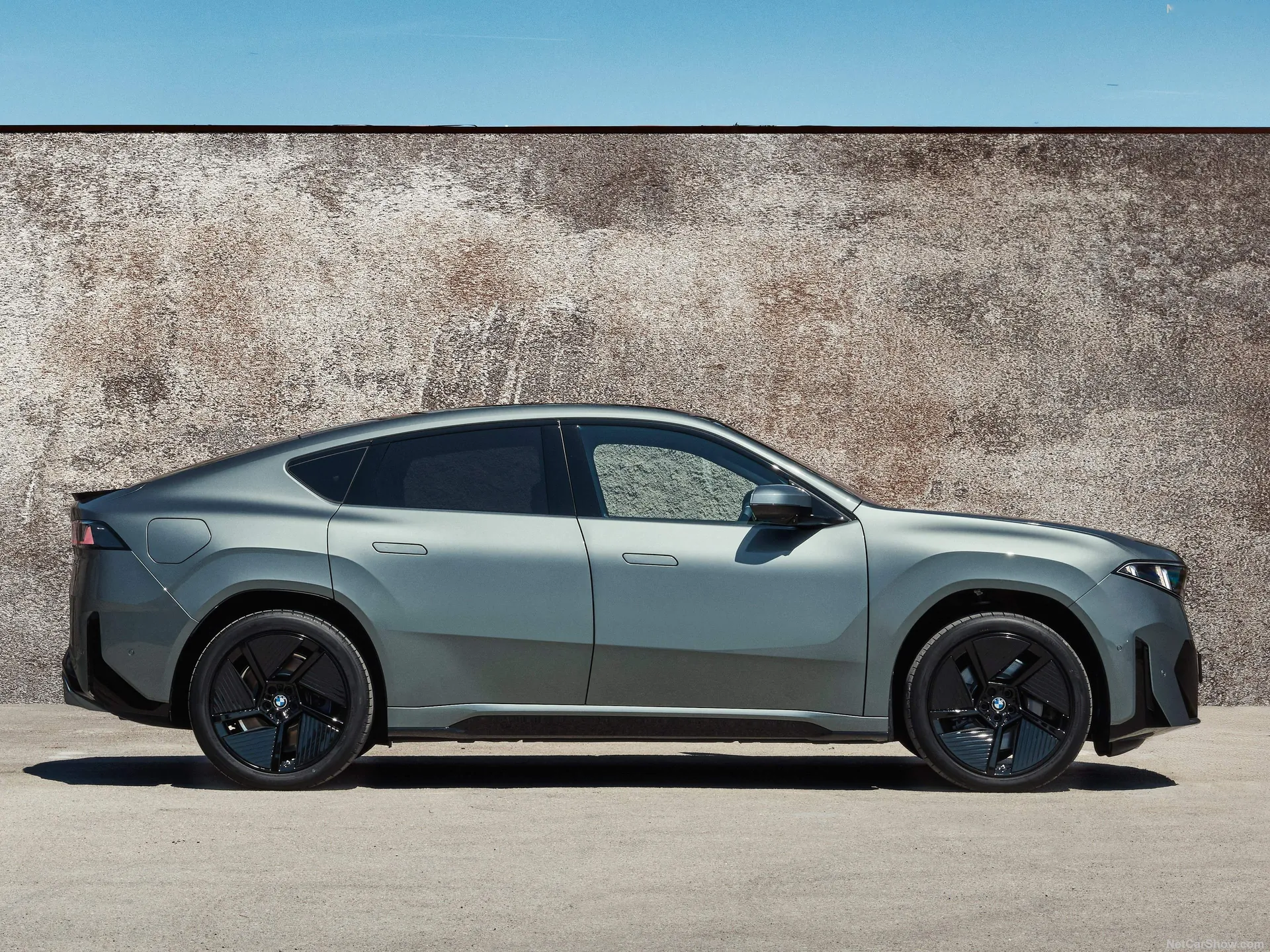 BMW iX4 (2027) – boční profil