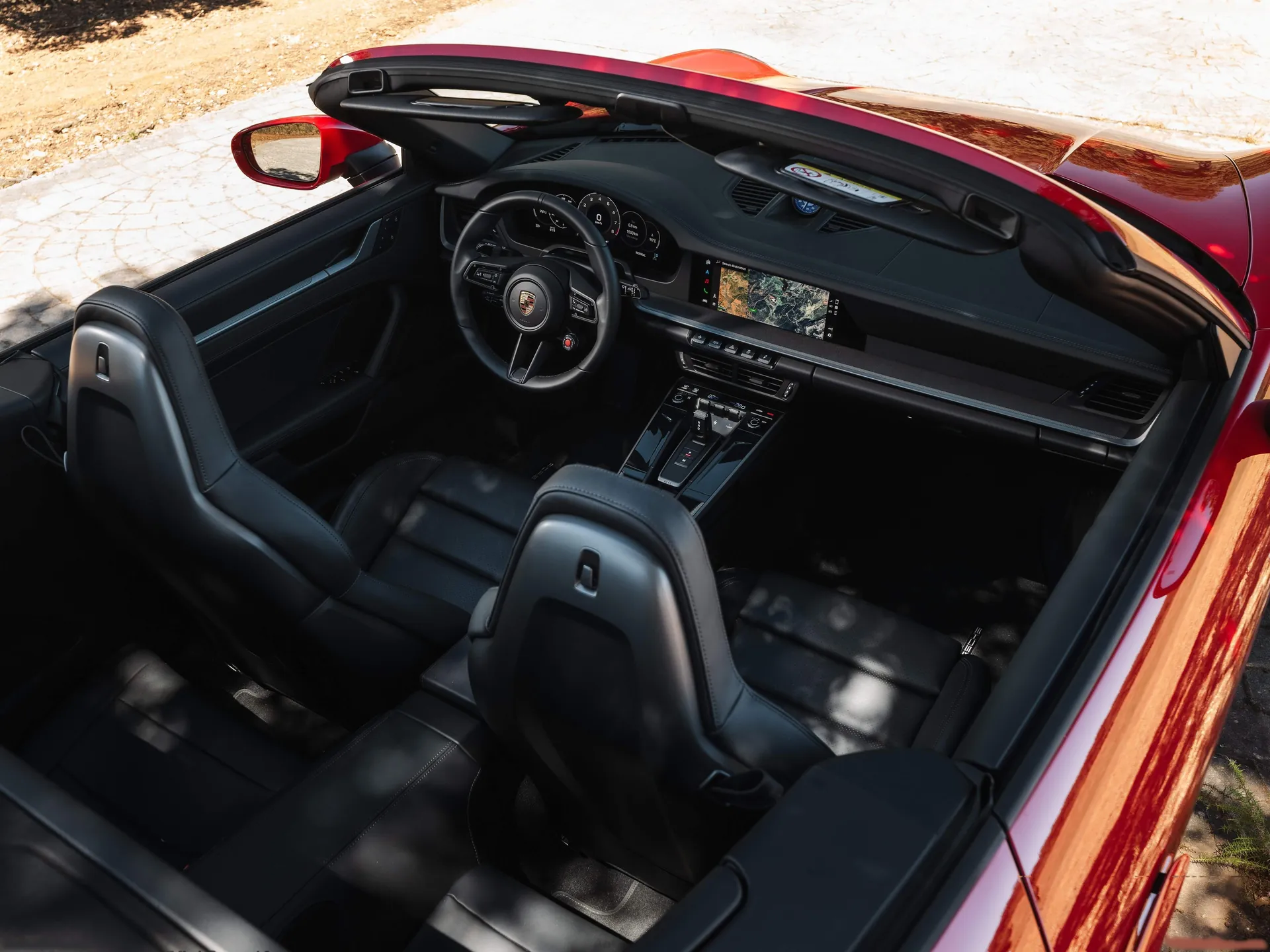 Porsche 911 Carrera Cabriolet (2025) – interiér