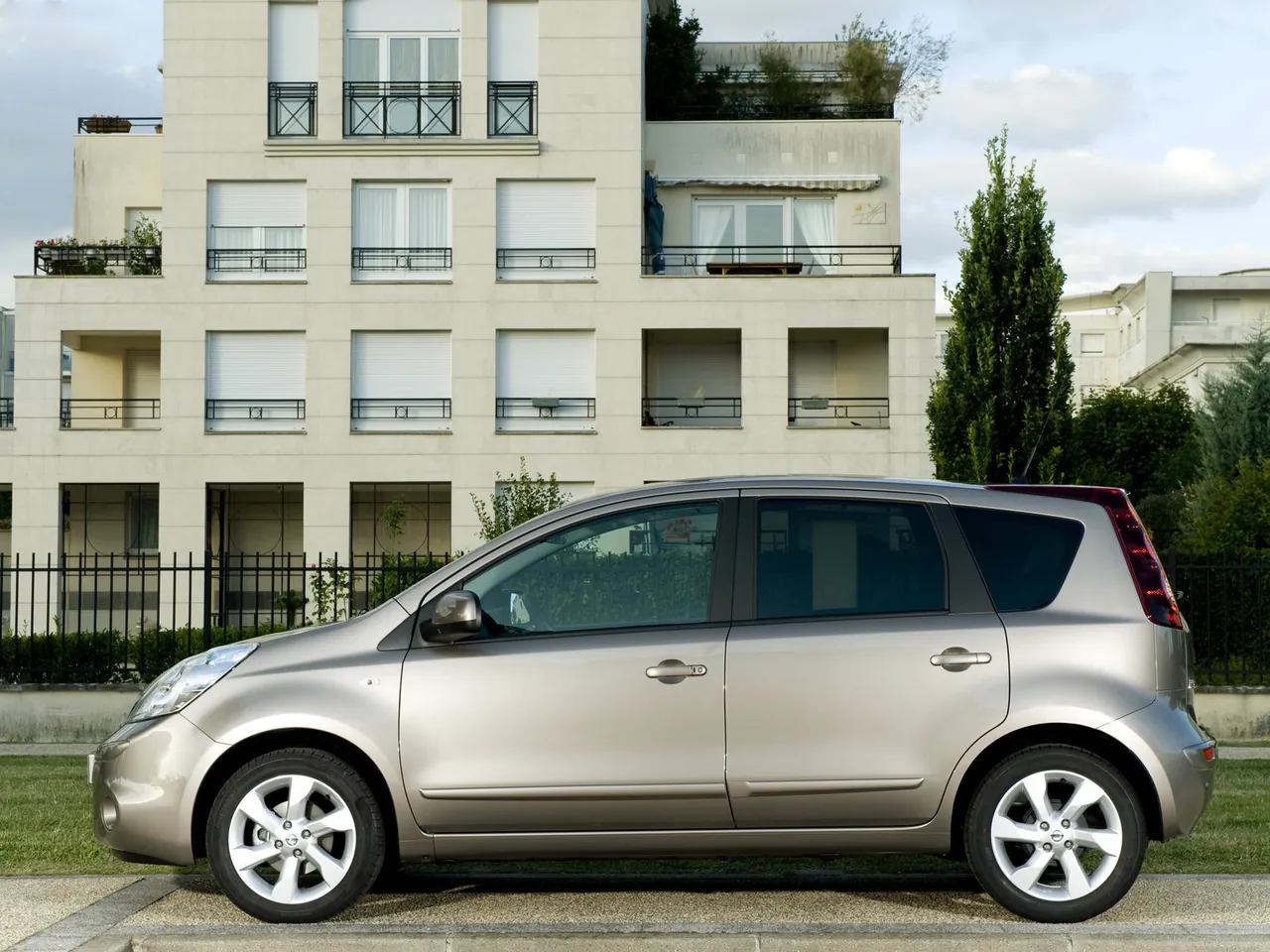 Nissan Note (2009) – boční profil