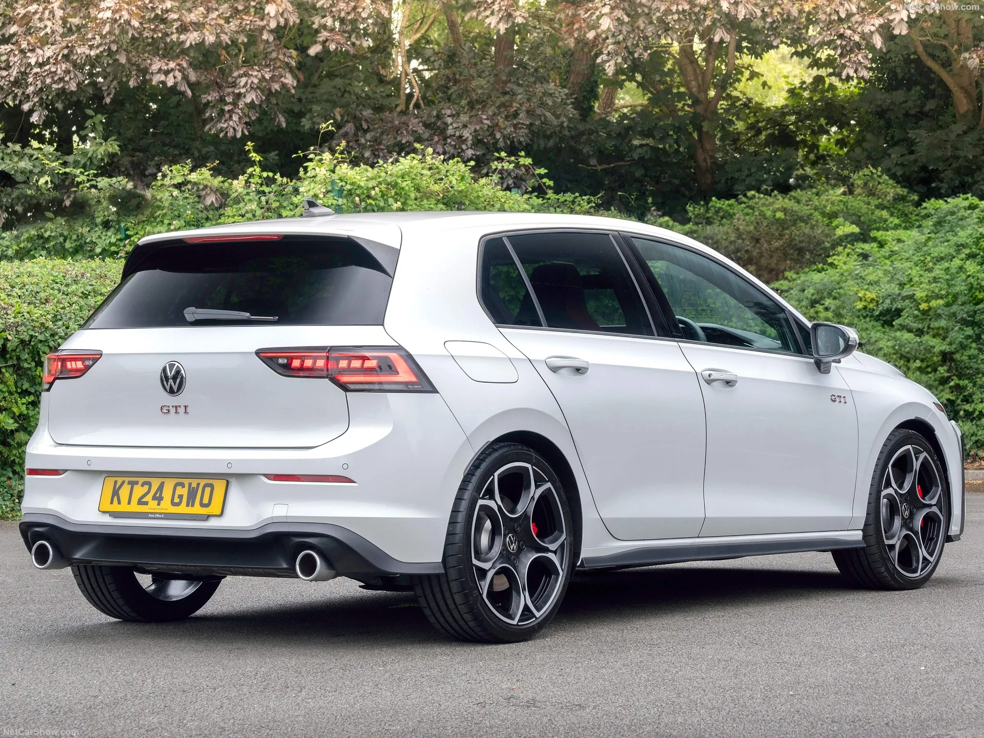 Volkswagen Golf GTI [UK] (2025) – zadní tříčtvrteční pohled