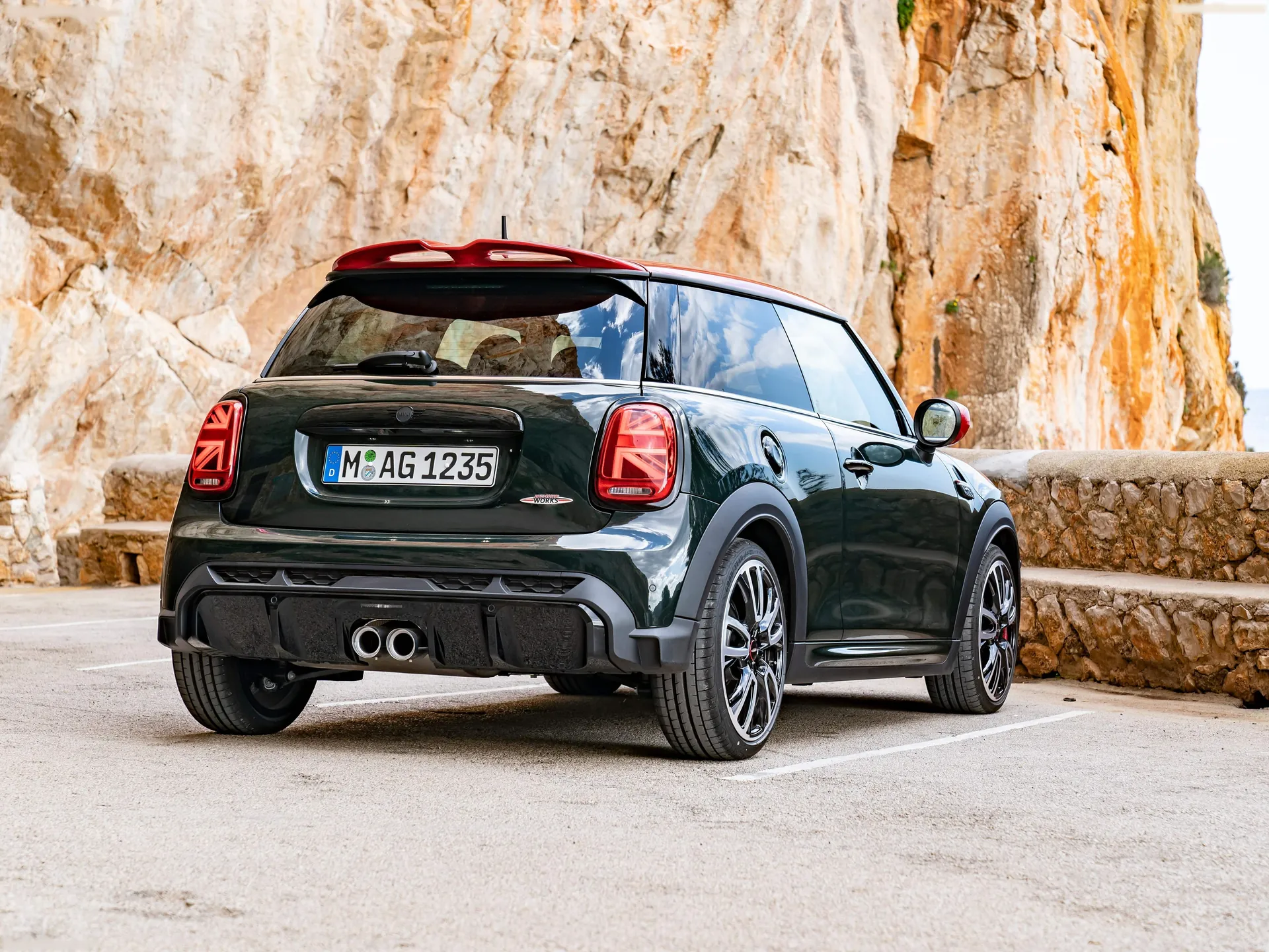 Mini John Cooper Works (2022) – zadní tříčtvrteční pohled