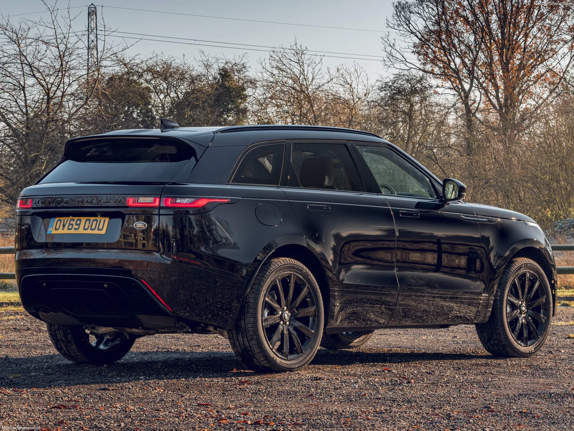 Land Rover Range Rover Velar R-Dynamic Black (2020) – zadní tříčtvrteční pohled