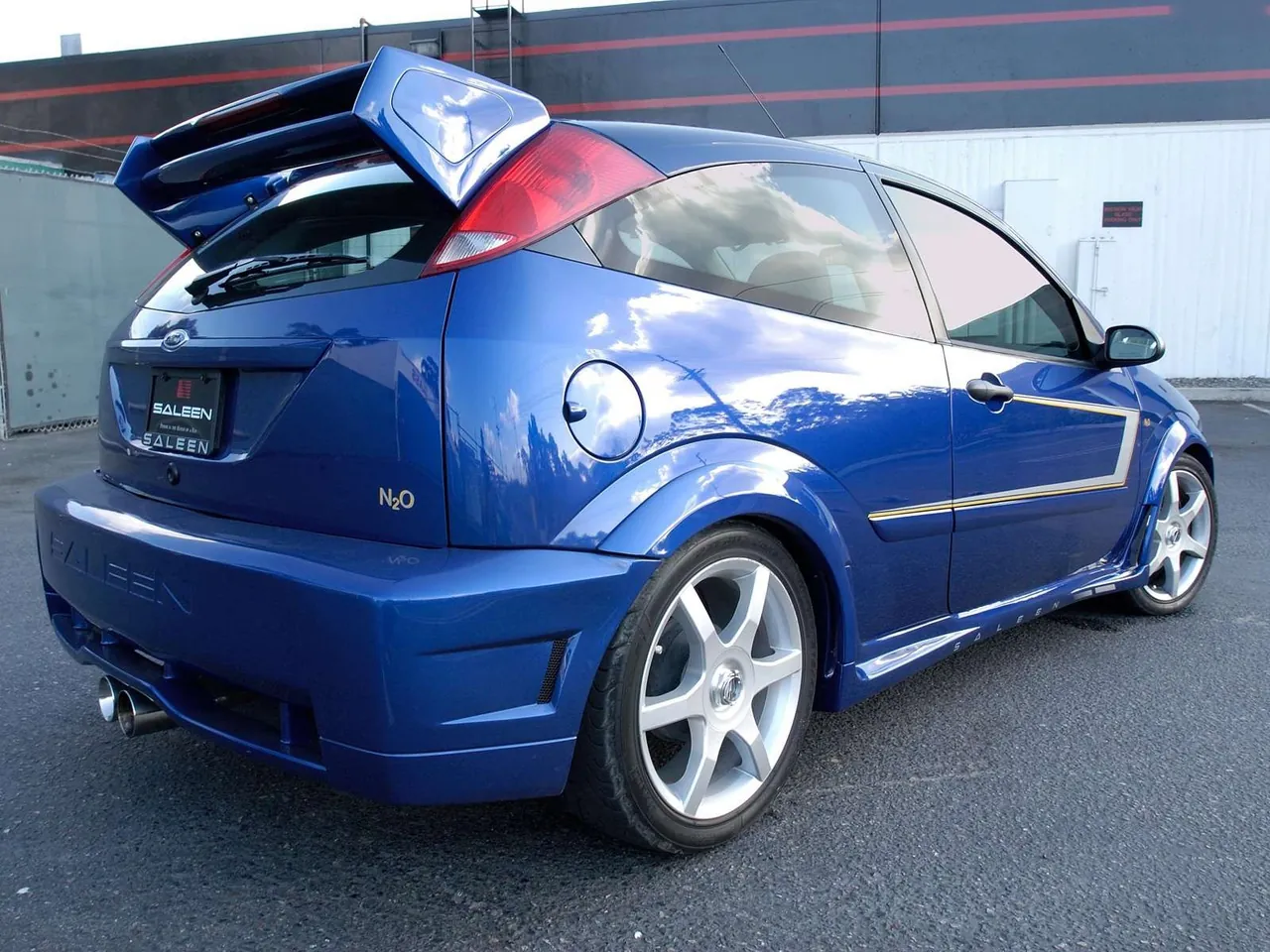 Saleen Ford Focus S121 N2O (2005) – zadní tříčtvrteční pohled