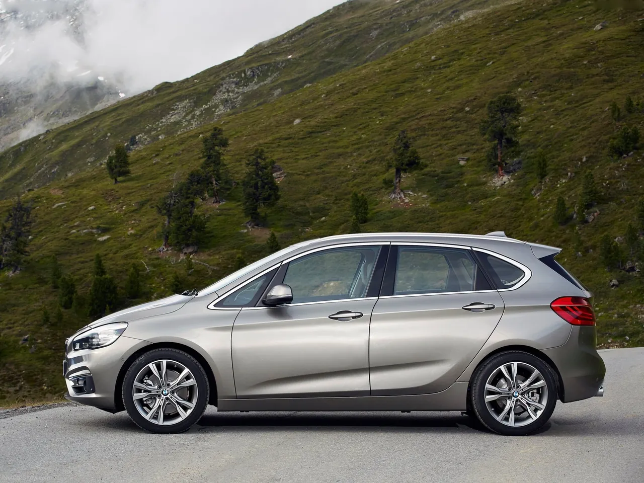 BMW 2-Series Active Tourer (2015) – boční profil