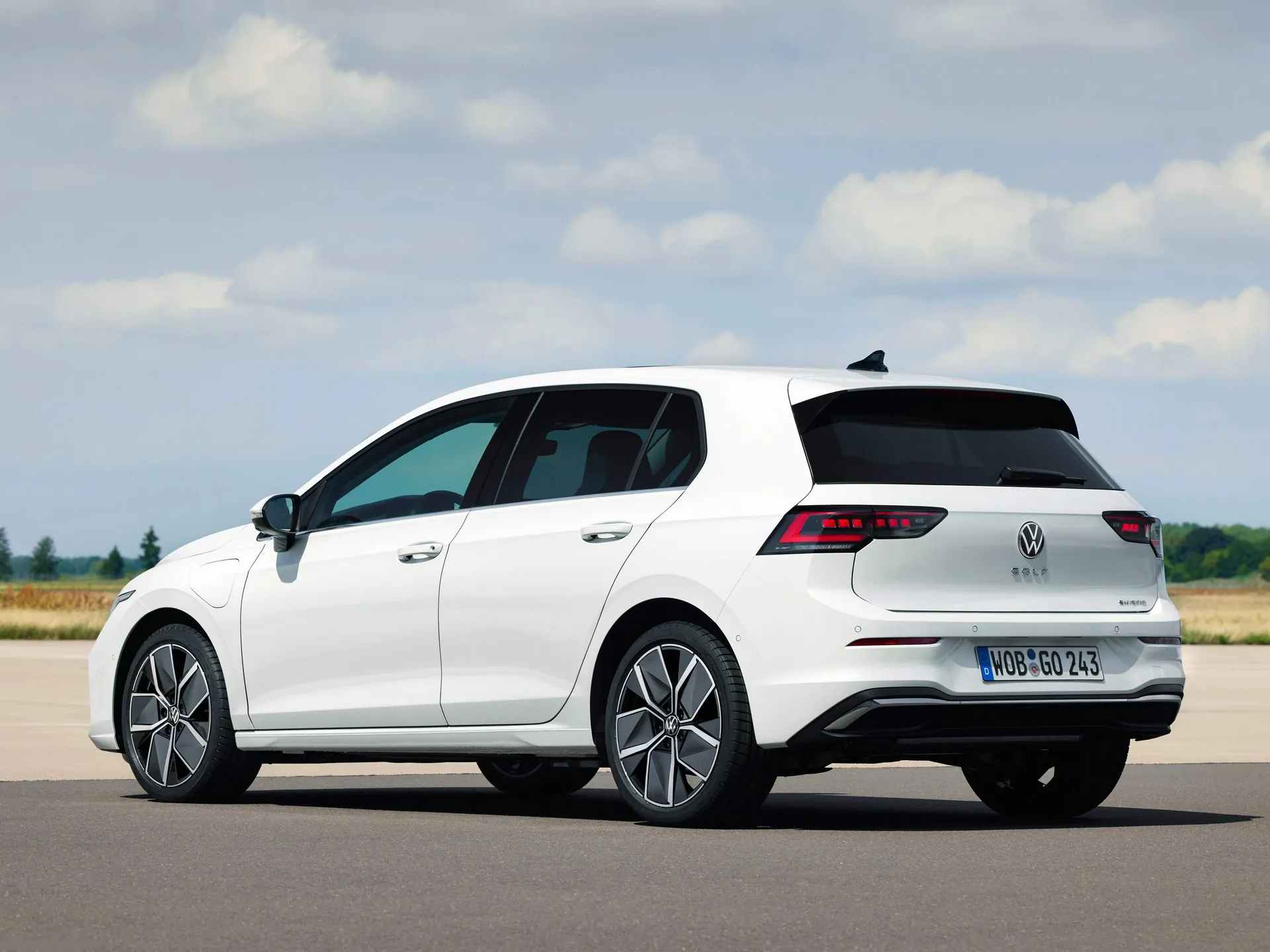 Volkswagen Golf (2024) – zadní tříčtvrteční pohled