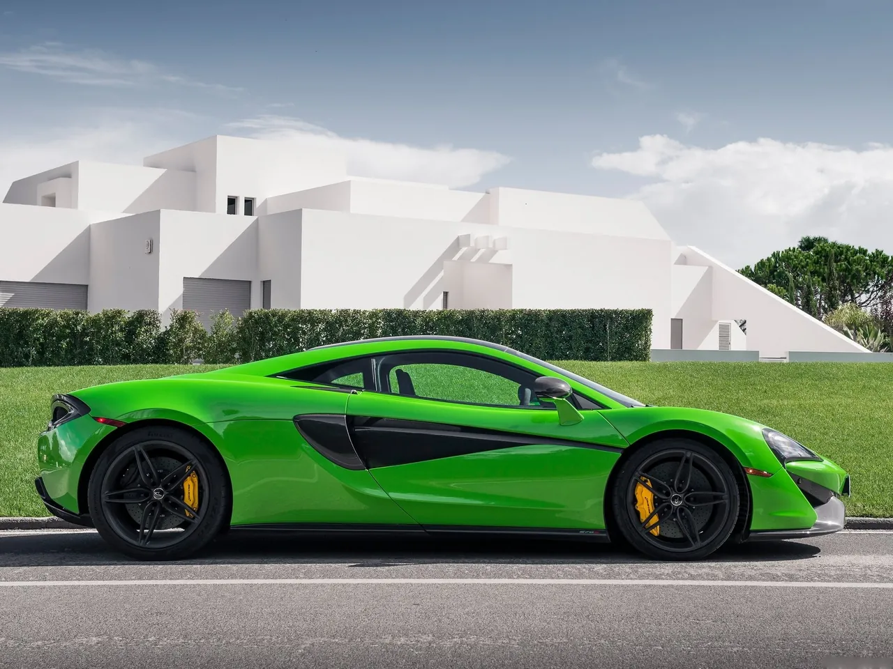 McLaren 570S Coupe (2016) – boční profil