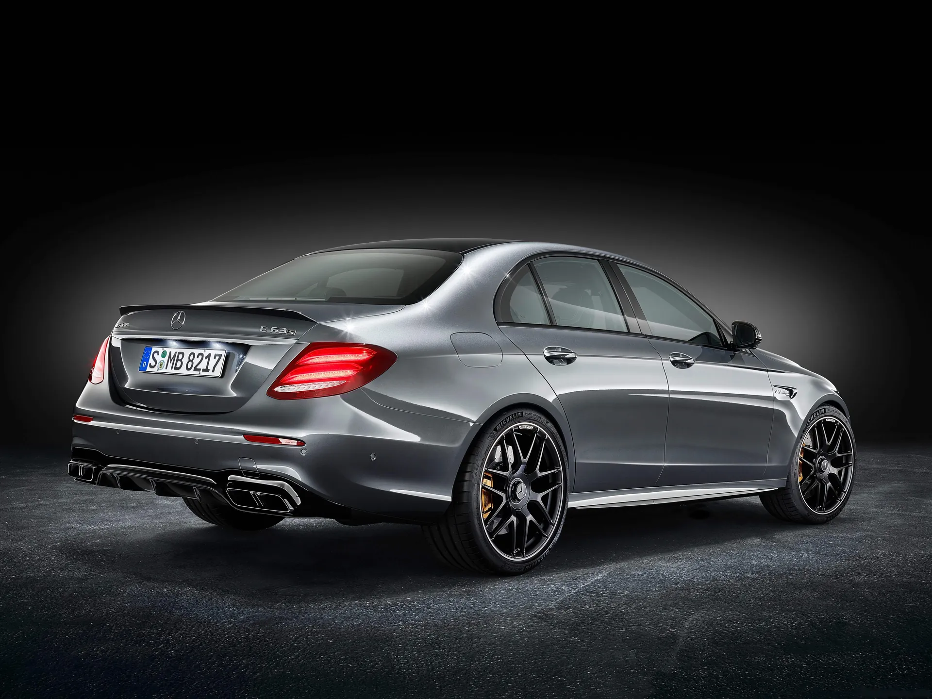 Mercedes-Benz E63 AMG (2017) – zadní tříčtvrteční pohled