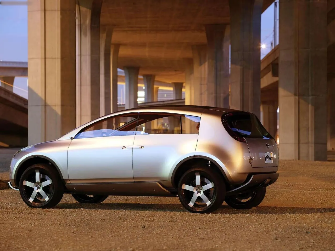 Nissan Actic Concept (2004) – zadní tříčtvrteční pohled