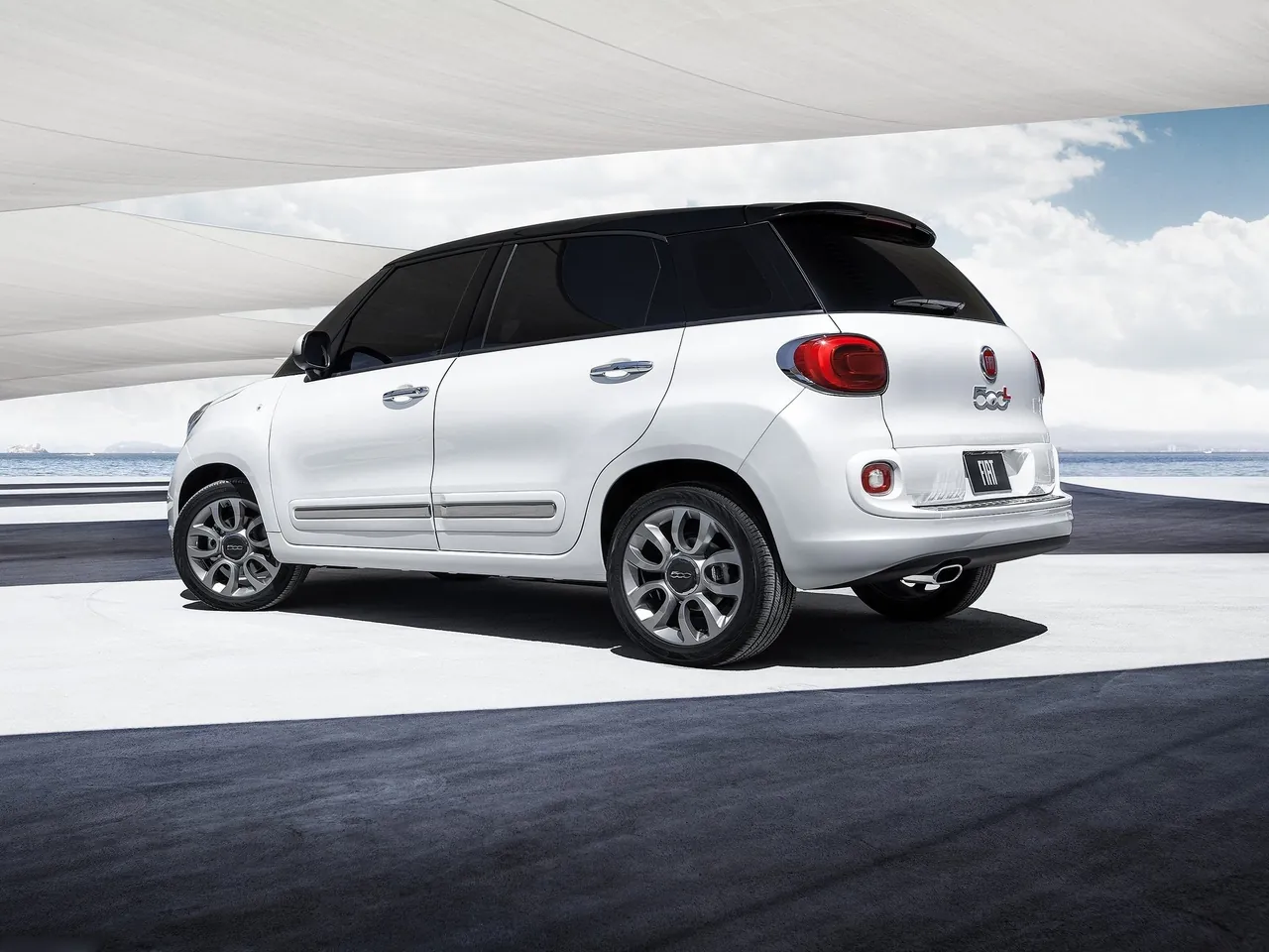 Fiat 500L [US] (2014) – zadní tříčtvrteční pohled