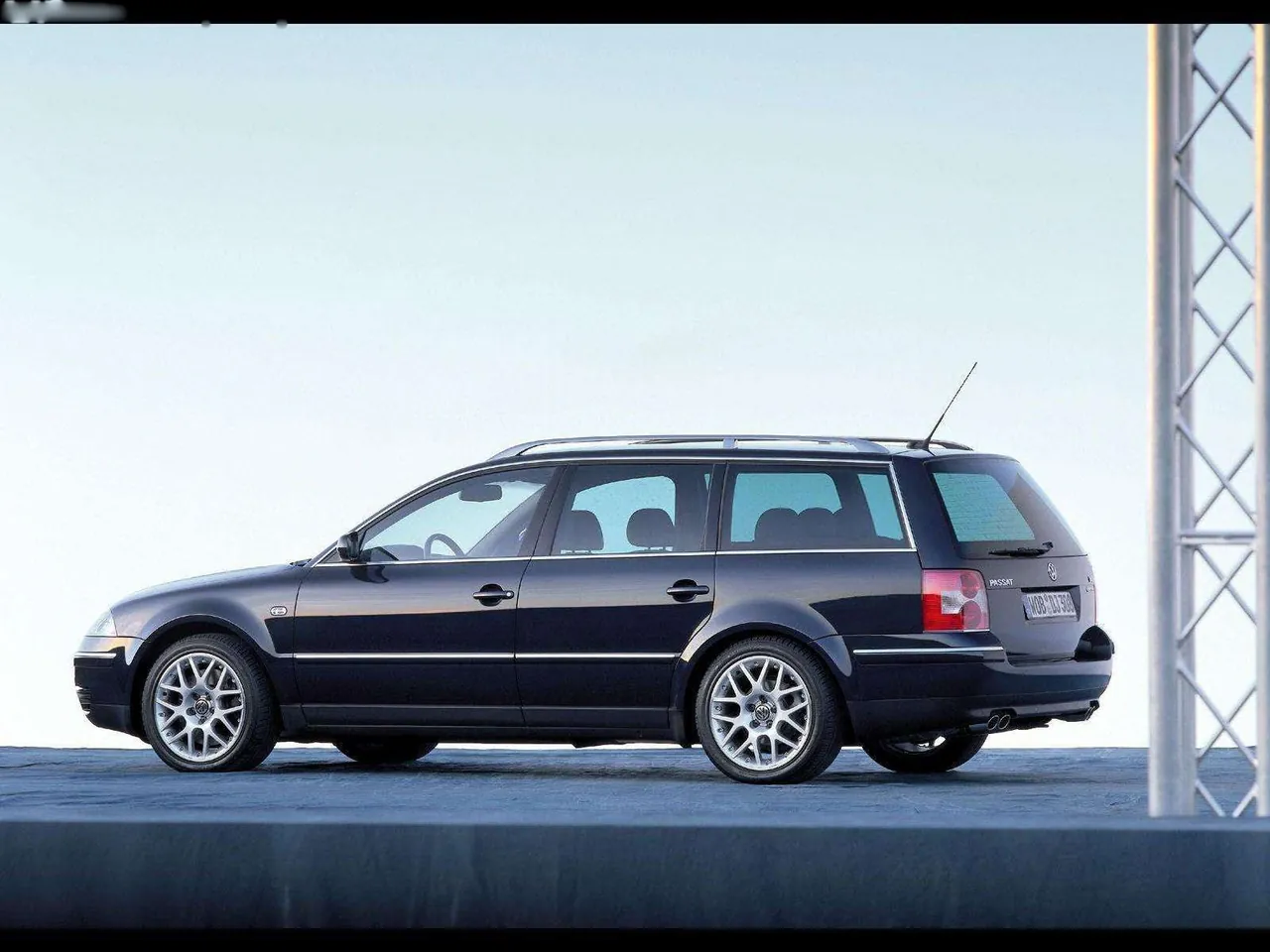 Volkswagen Passat W8 Variant (2001) – zadní tříčtvrteční pohled